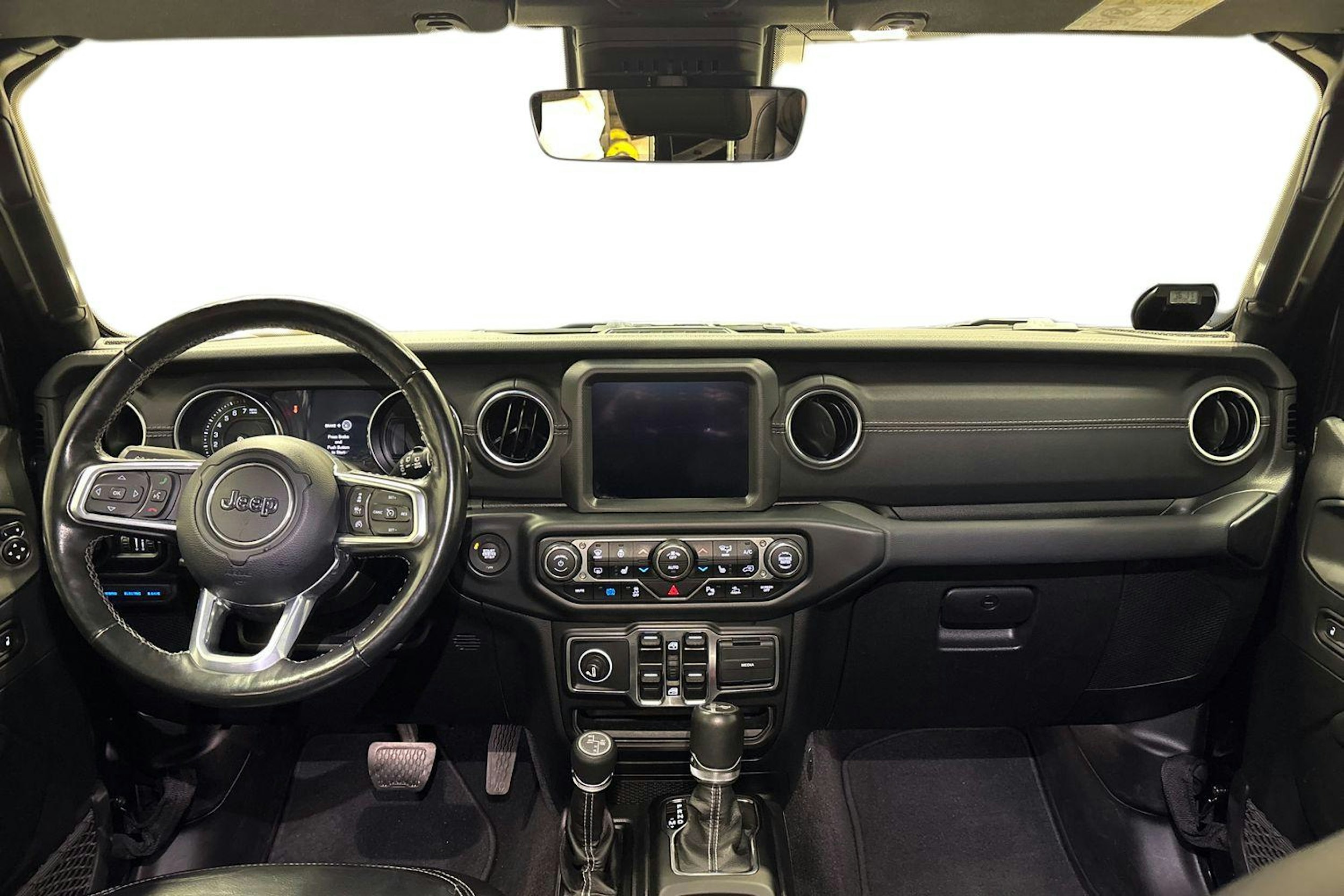 musta Jeep Wrangler 2022 kuva 9.