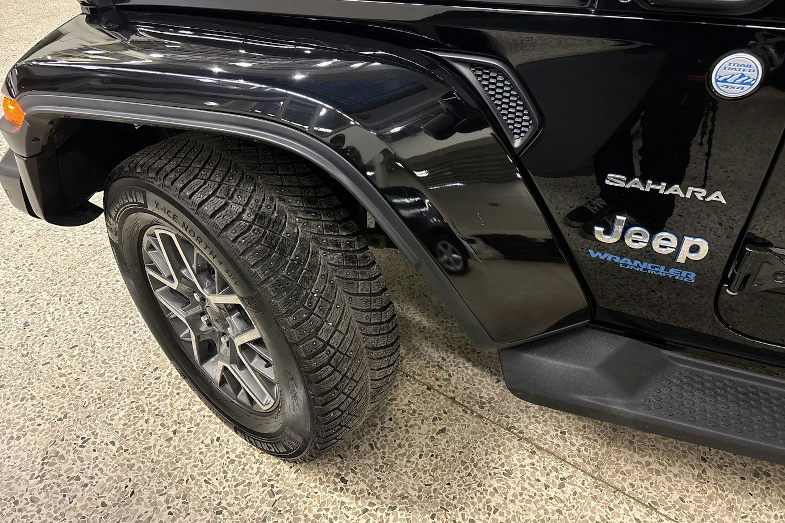 musta Jeep Wrangler 2022 kuva 13.