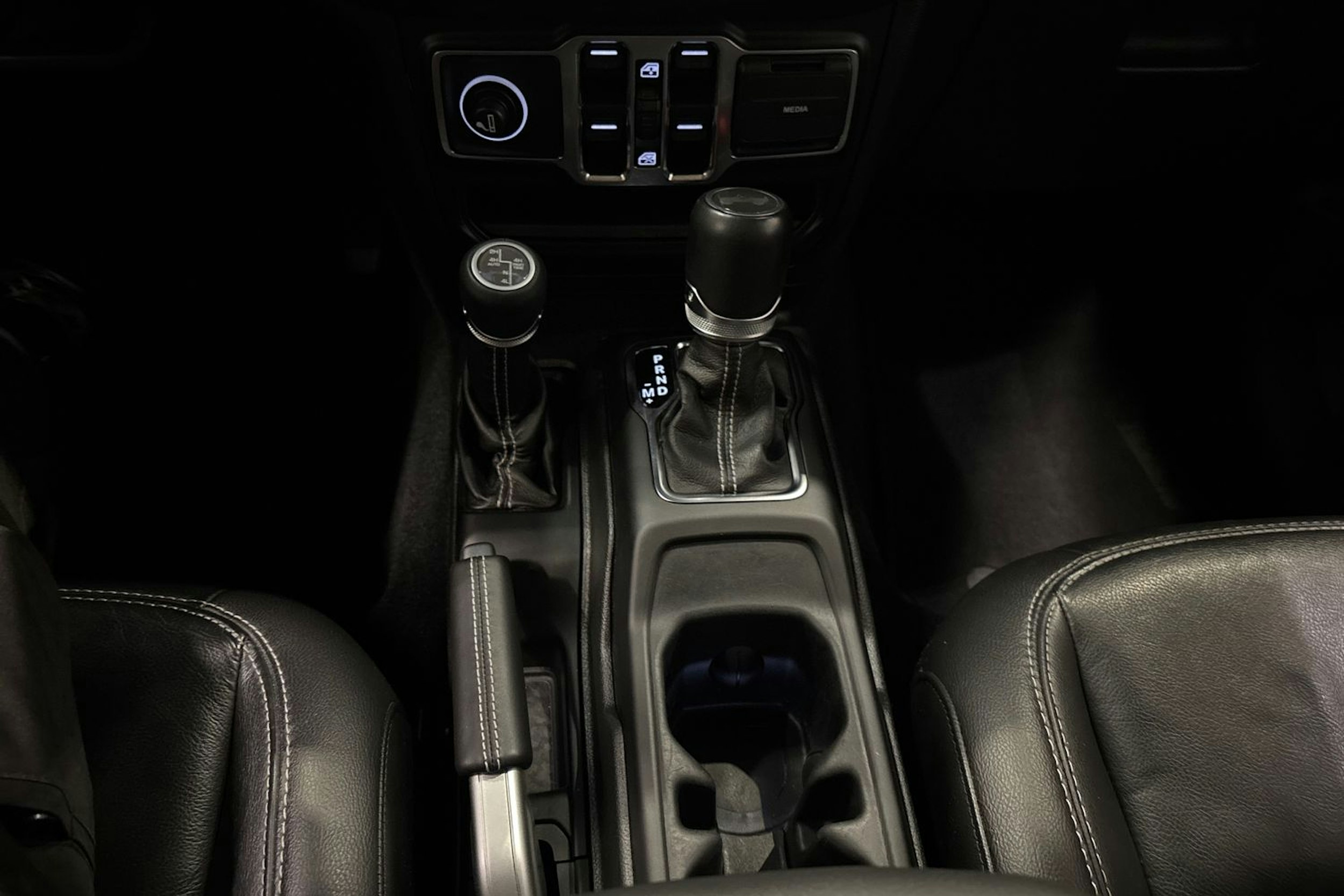 musta Jeep Wrangler 2022 kuva 16.