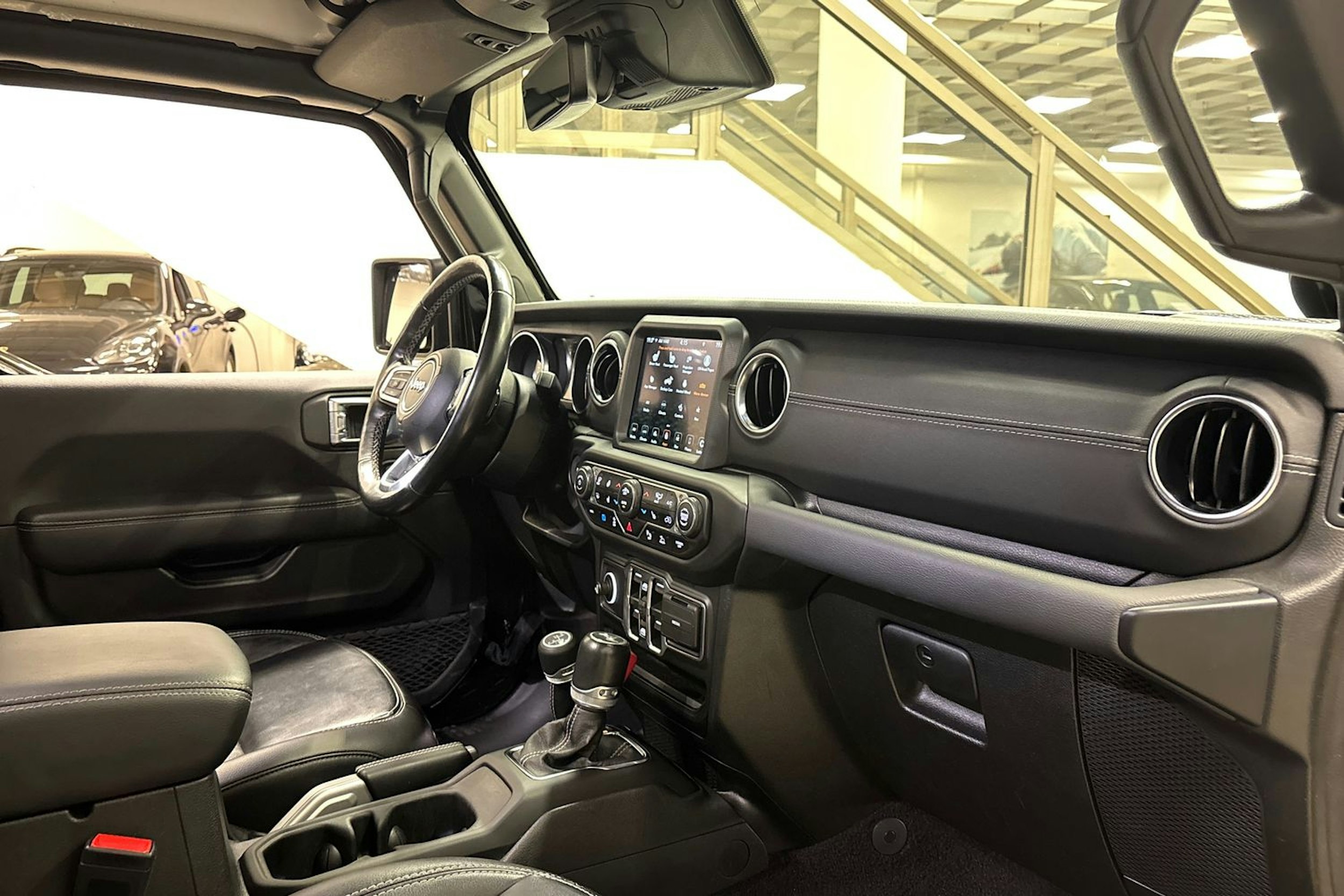 musta Jeep Wrangler 2022 kuva 18.