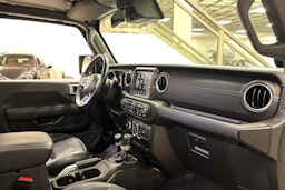 musta Jeep Wrangler 2022 kuva 18.