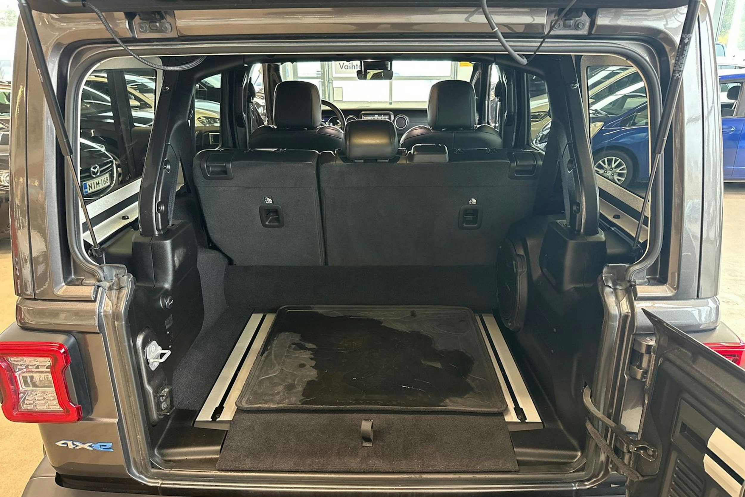 harmaa Jeep Wrangler 2022 kuva 13.