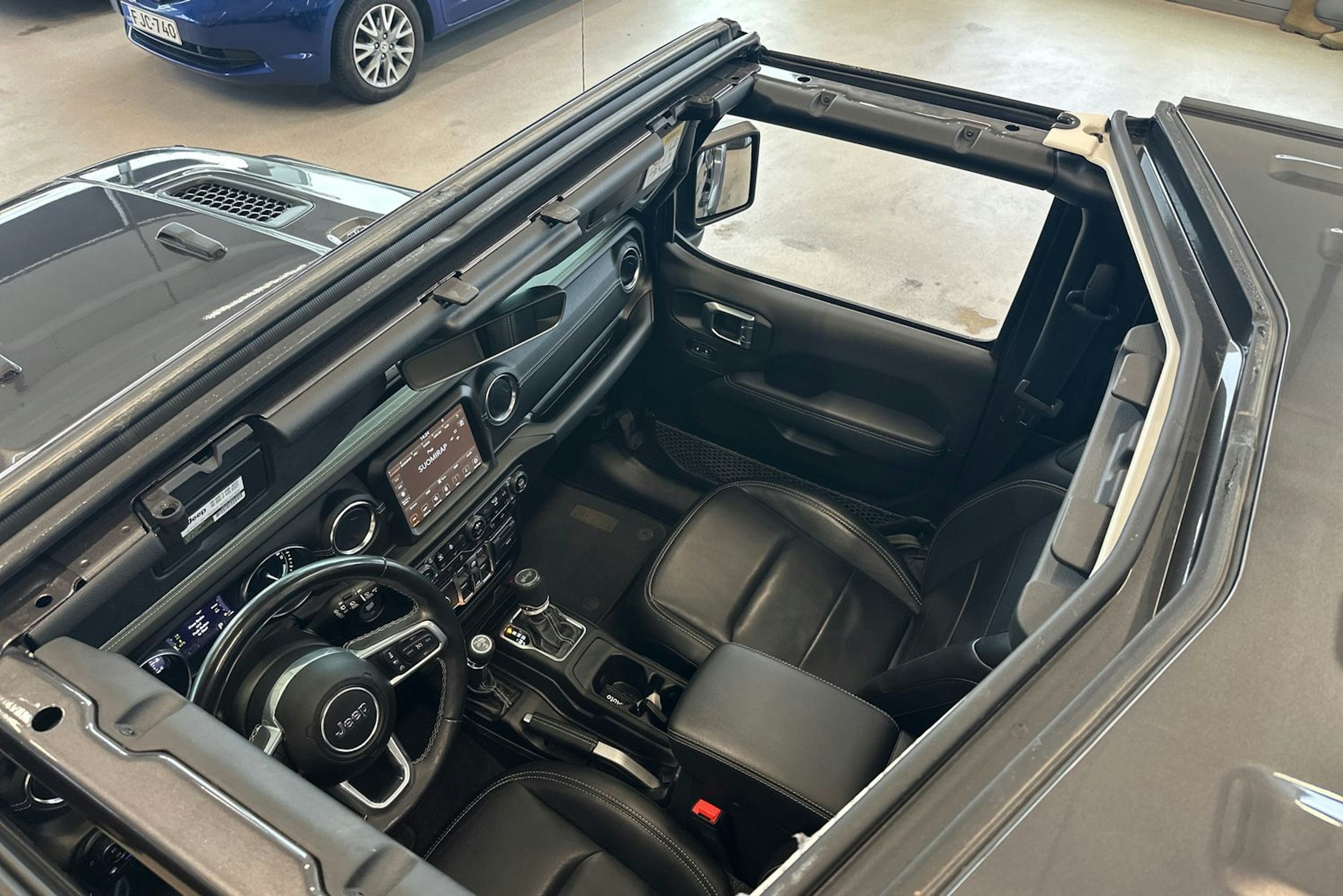 harmaa Jeep Wrangler 2022 kuva 16.
