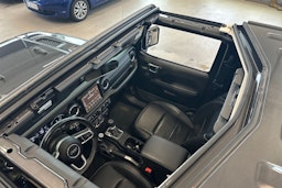 harmaa Jeep Wrangler 2022 kuva 16.