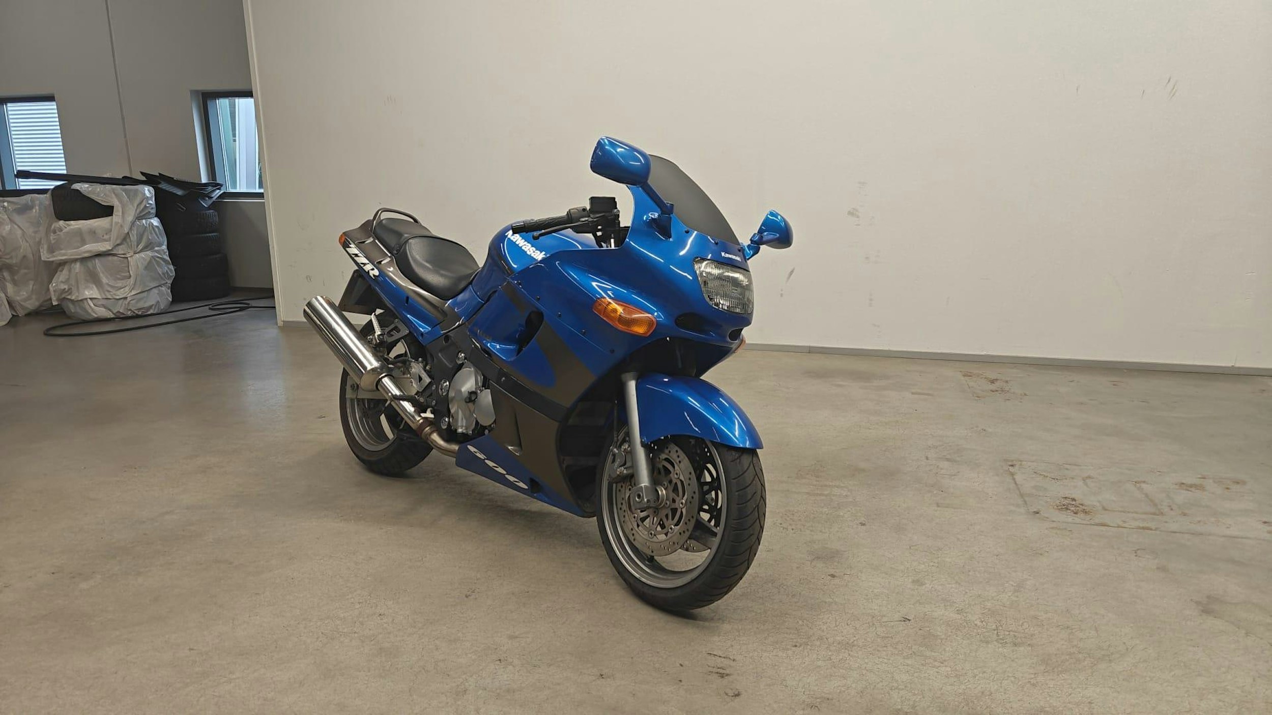 sininen Kawasaki ZZR 2002 kuva 1.