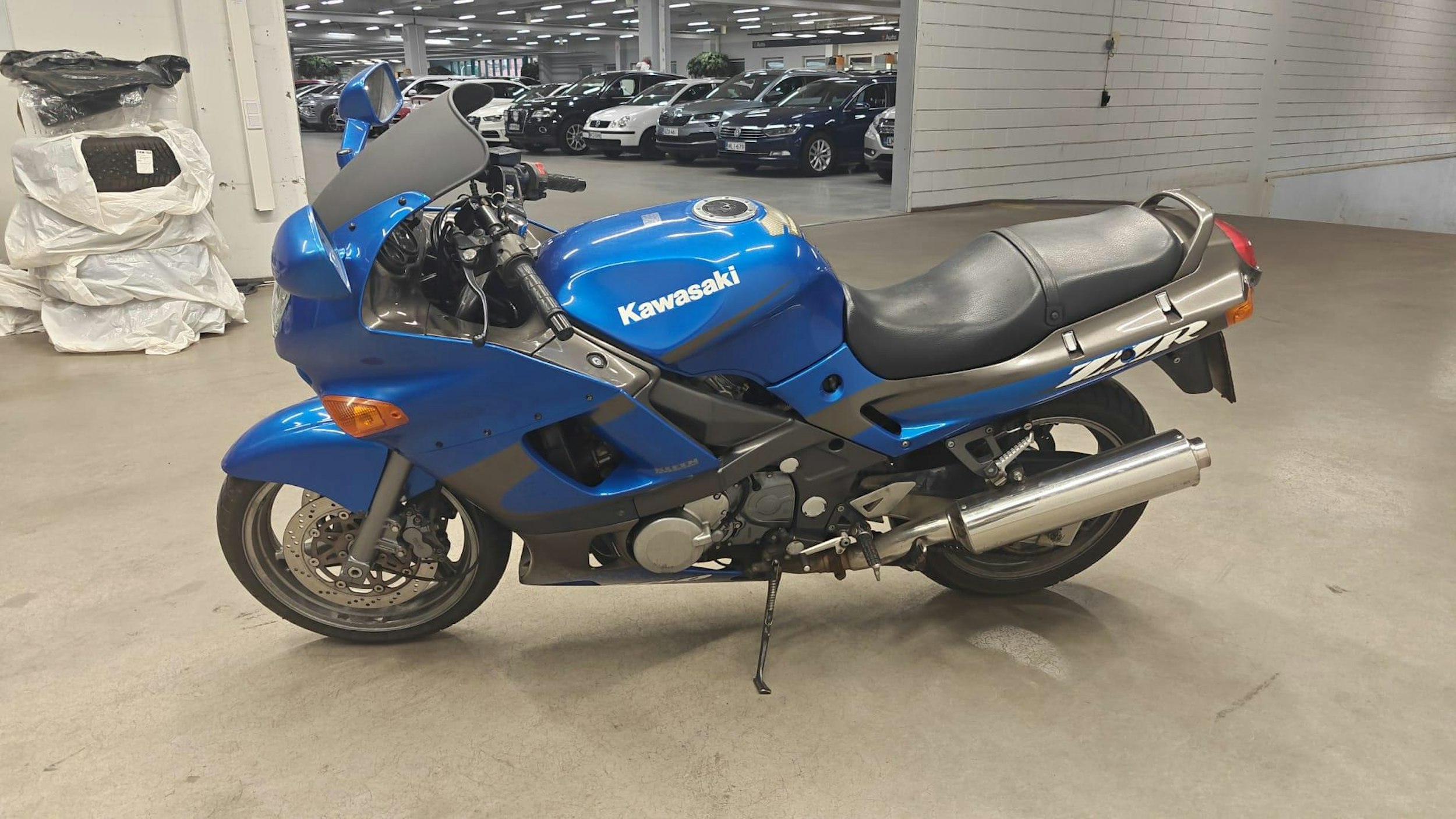sininen Kawasaki ZZR 2002 kuva 3.