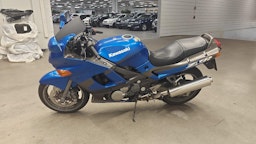 sininen Kawasaki ZZR 2002 kuva 3.
