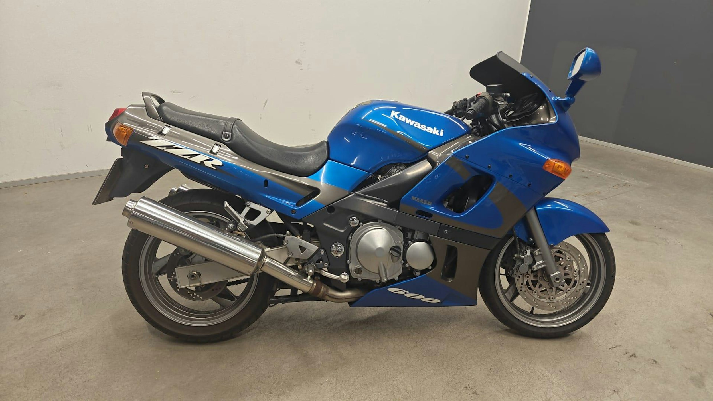 sininen Kawasaki ZZR 2002 kuva 5.