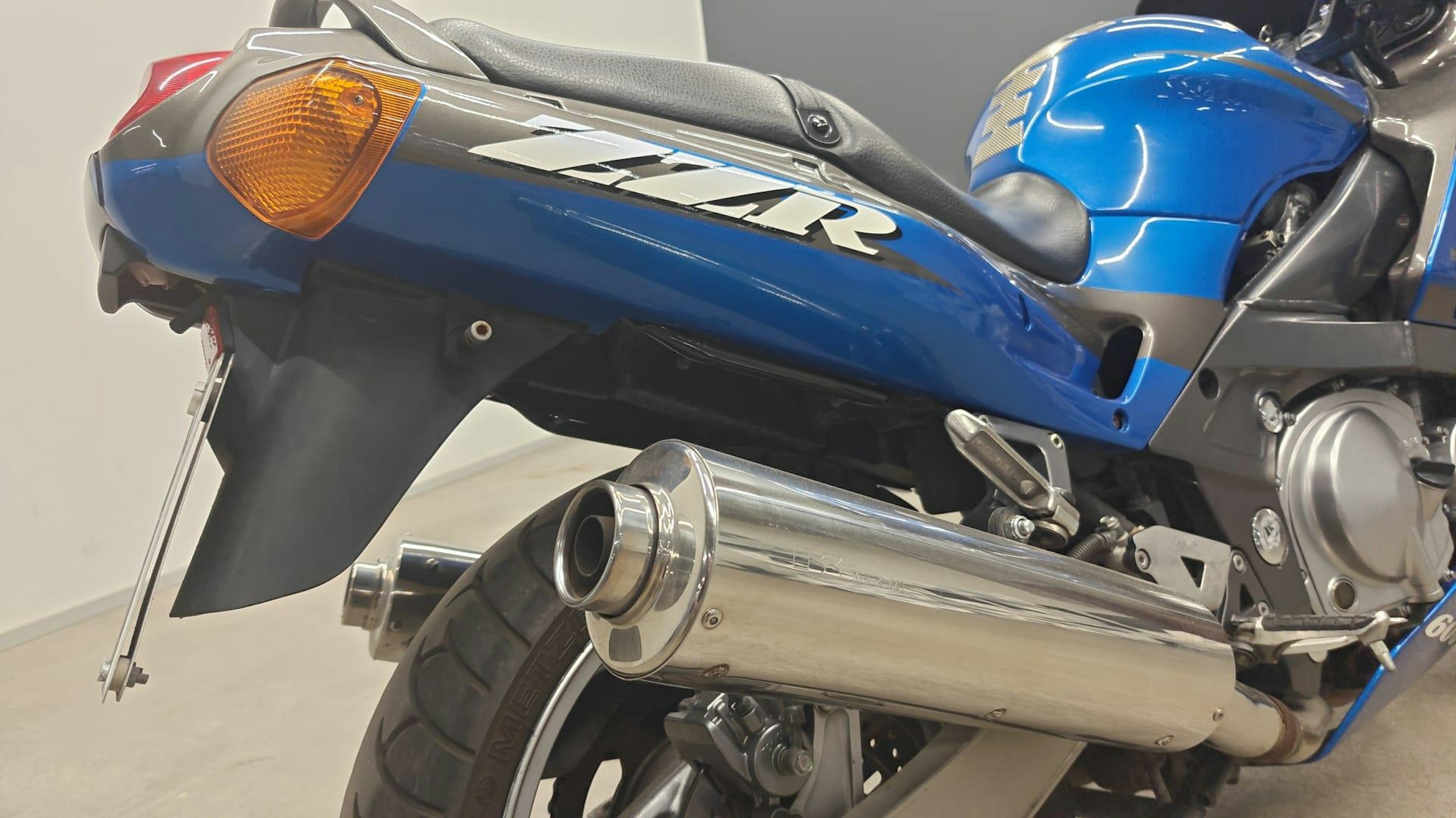 sininen Kawasaki ZZR 2002 kuva 6.