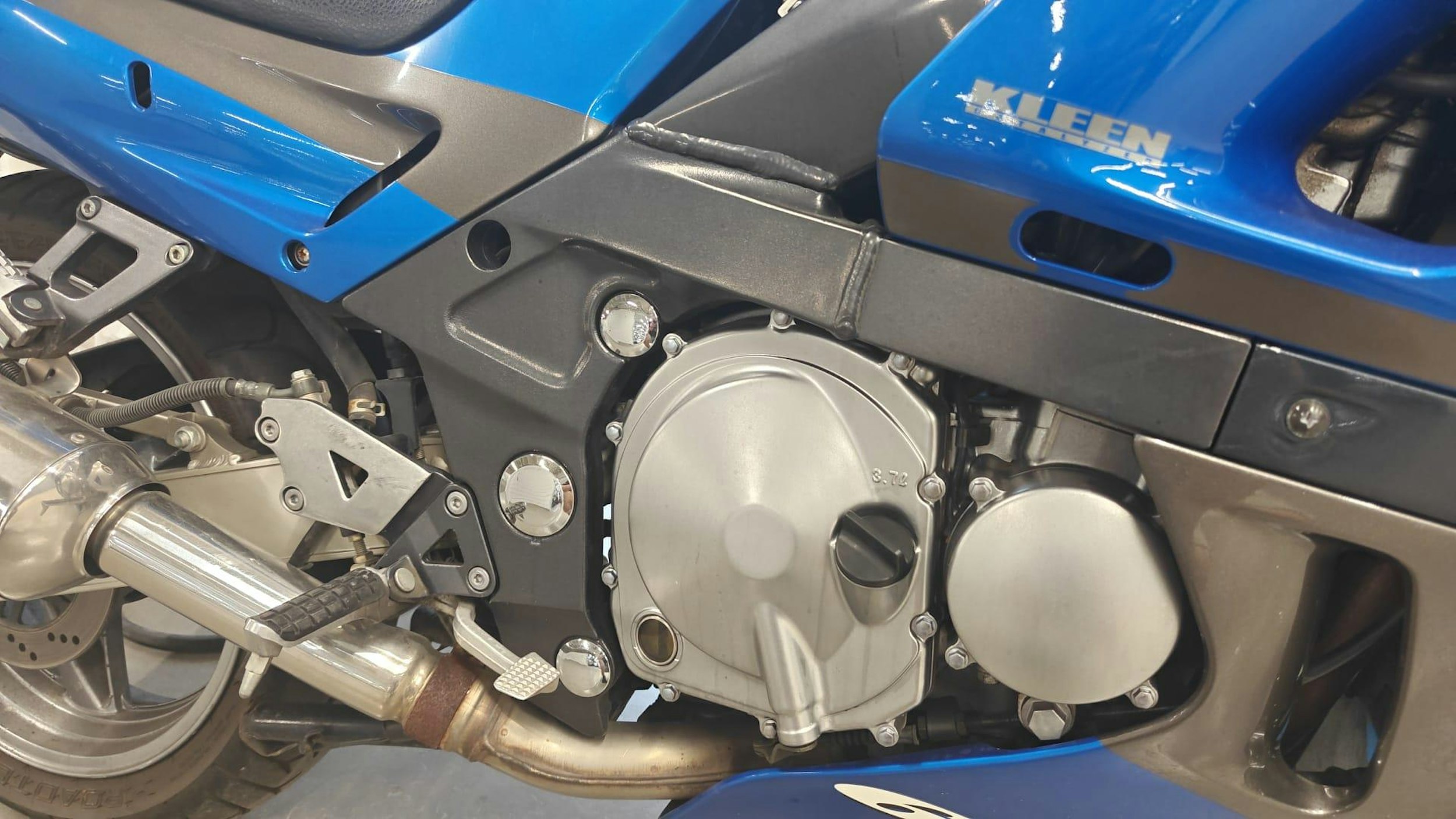 sininen Kawasaki ZZR 2002 kuva 12.