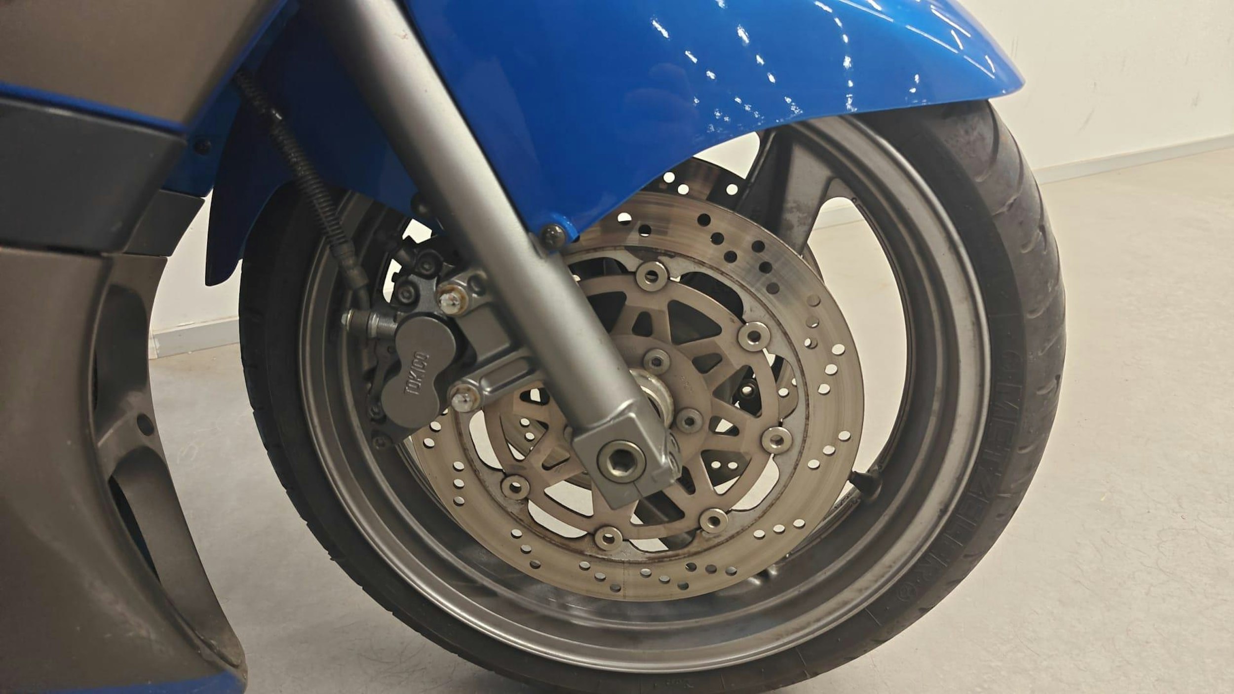 sininen Kawasaki ZZR 2002 kuva 13.