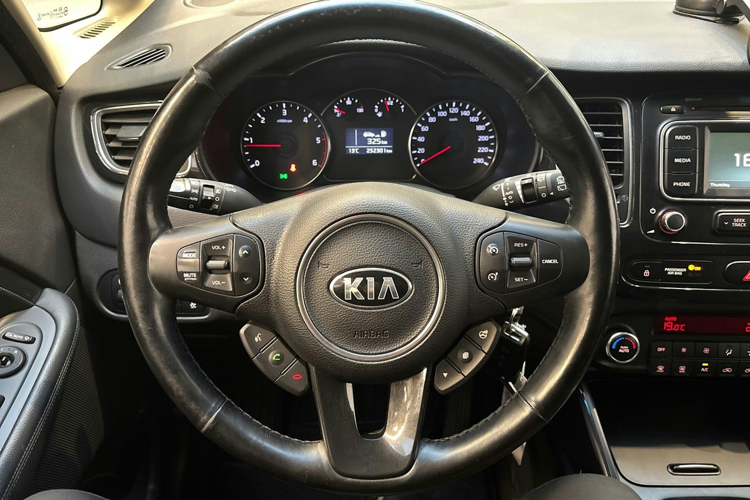 Hopea Kia Carens 2013 kuva 18.