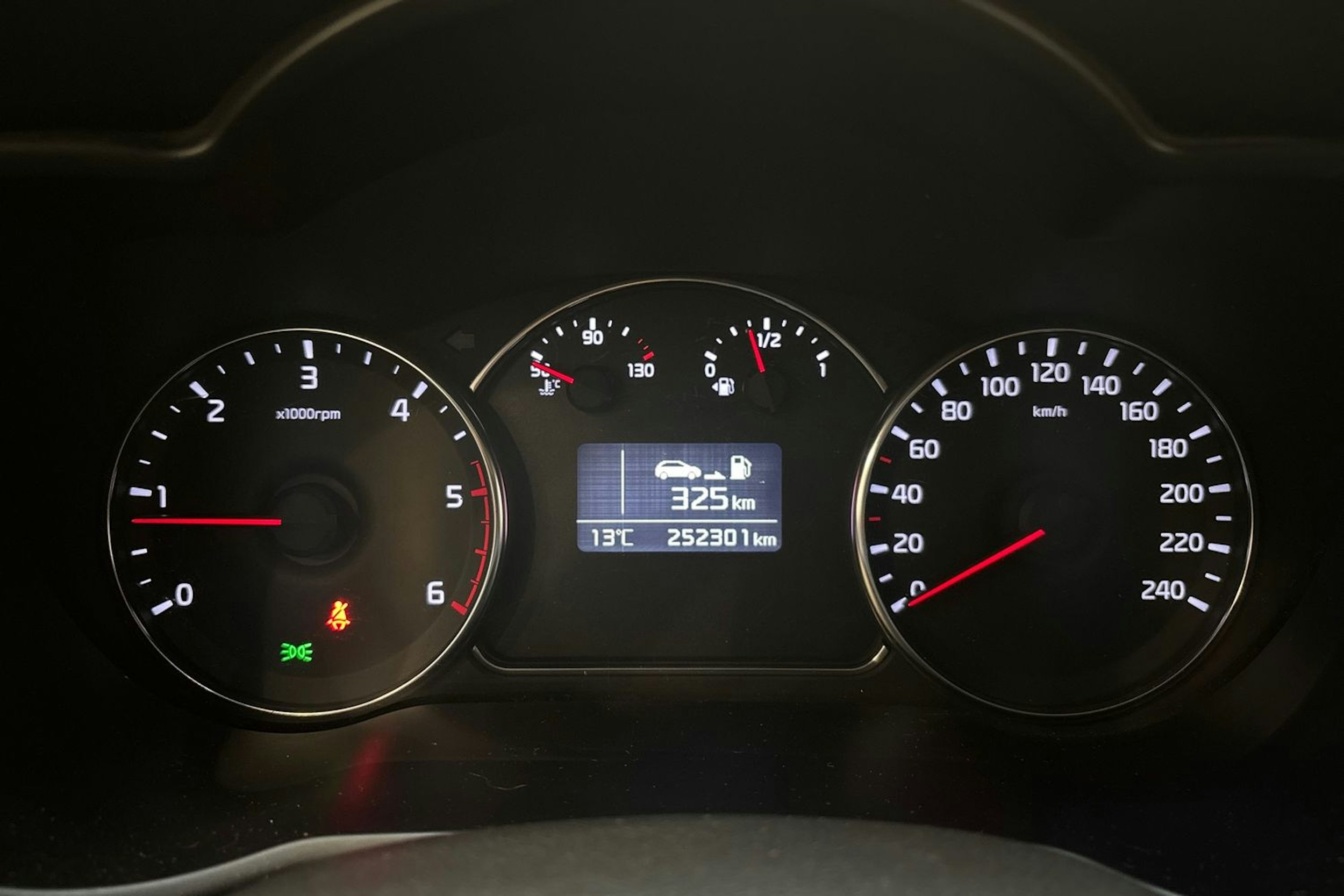 Hopea Kia Carens 2013 kuva 19.