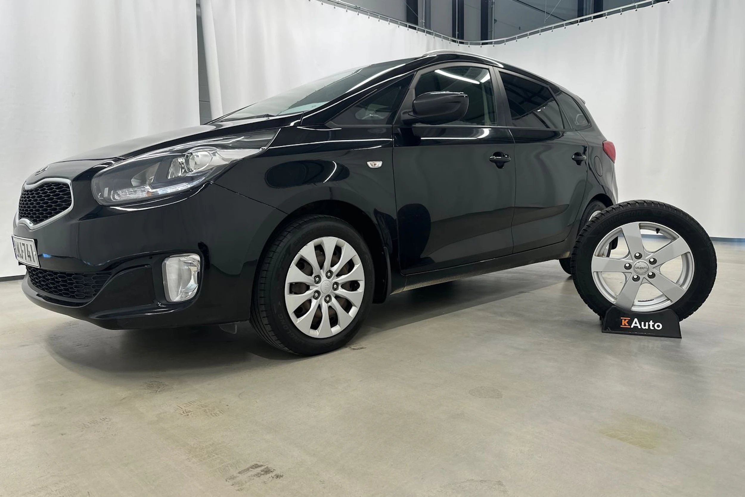 musta Kia Carens 2014 kuva 10.