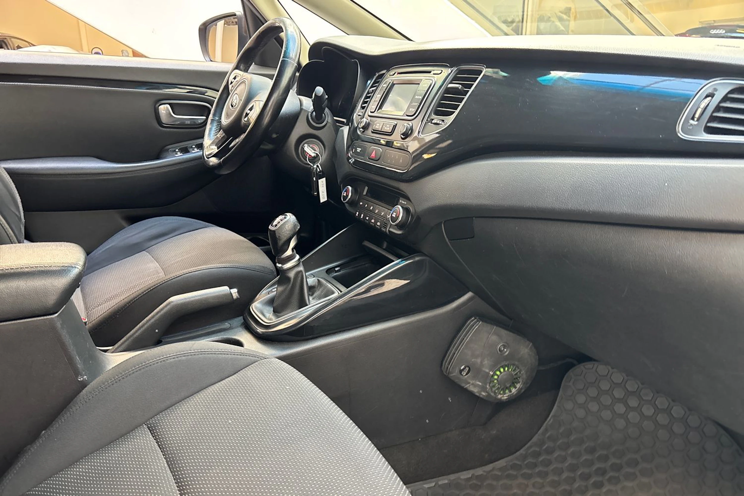 ruskea (beige) Kia Carens 2015 kuva 20.