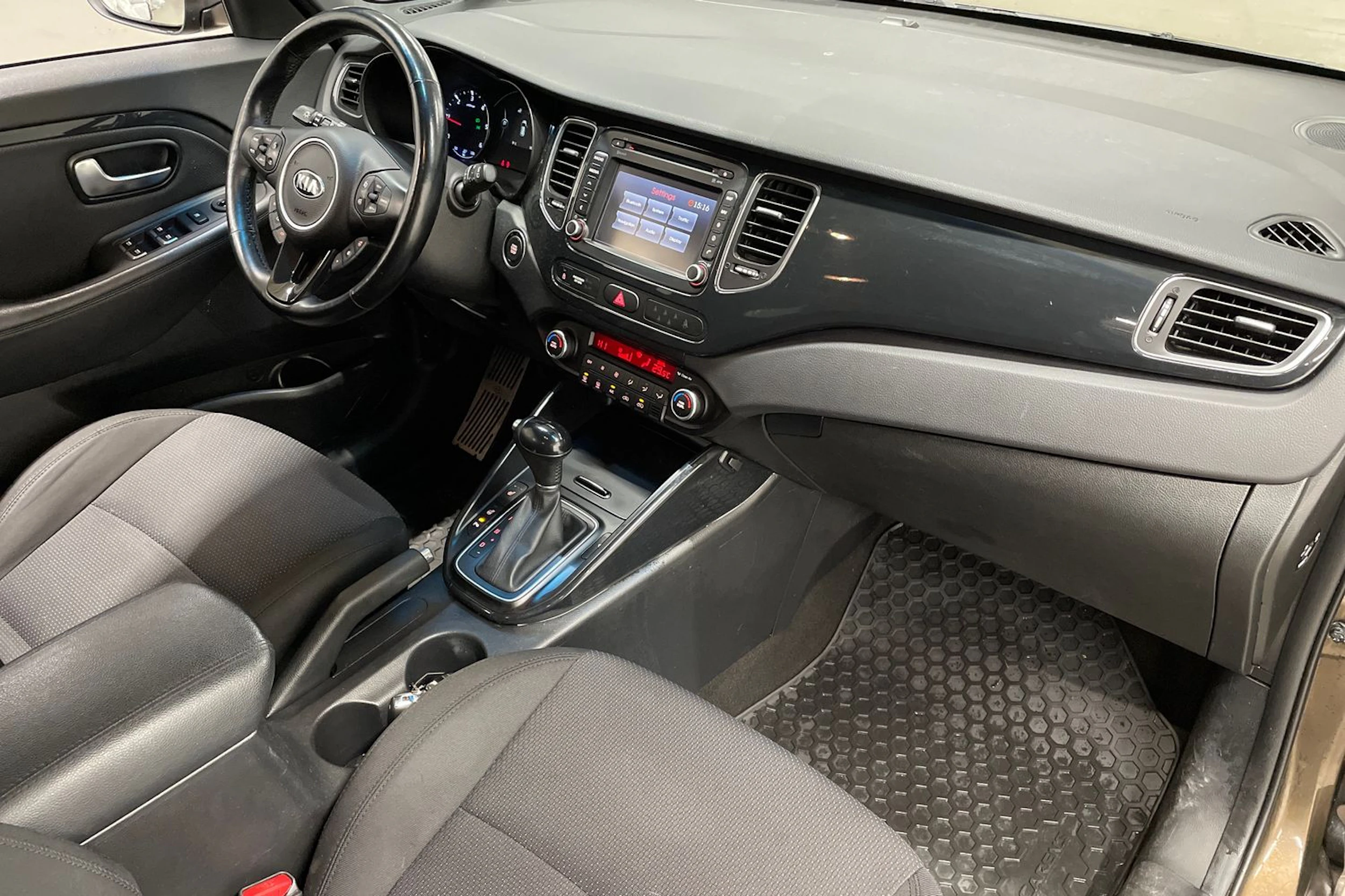ruskea (beige) Kia Carens 2016 kuva 23.