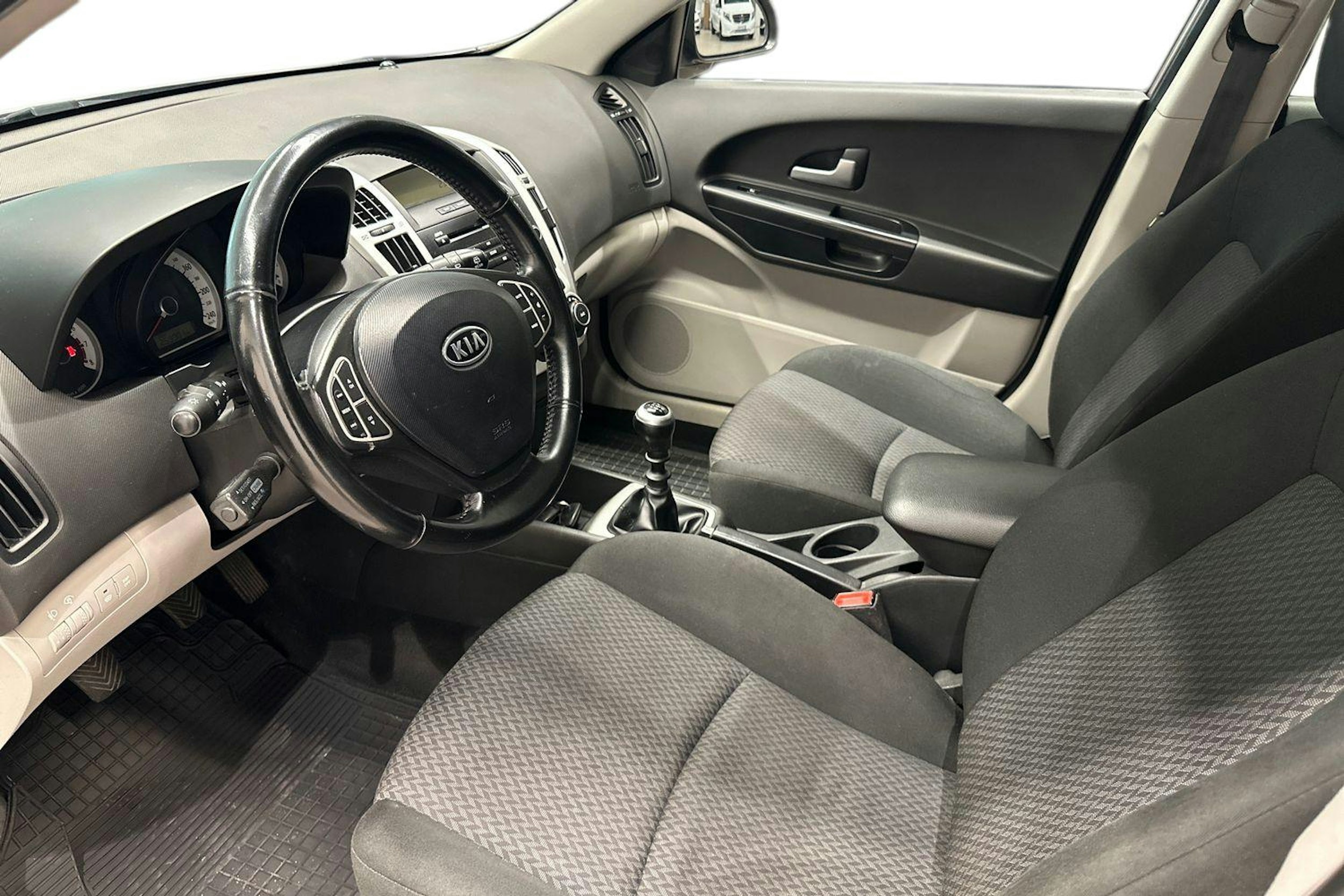 Ruskea (beige) Kia cee'd 2008 kuva 6.