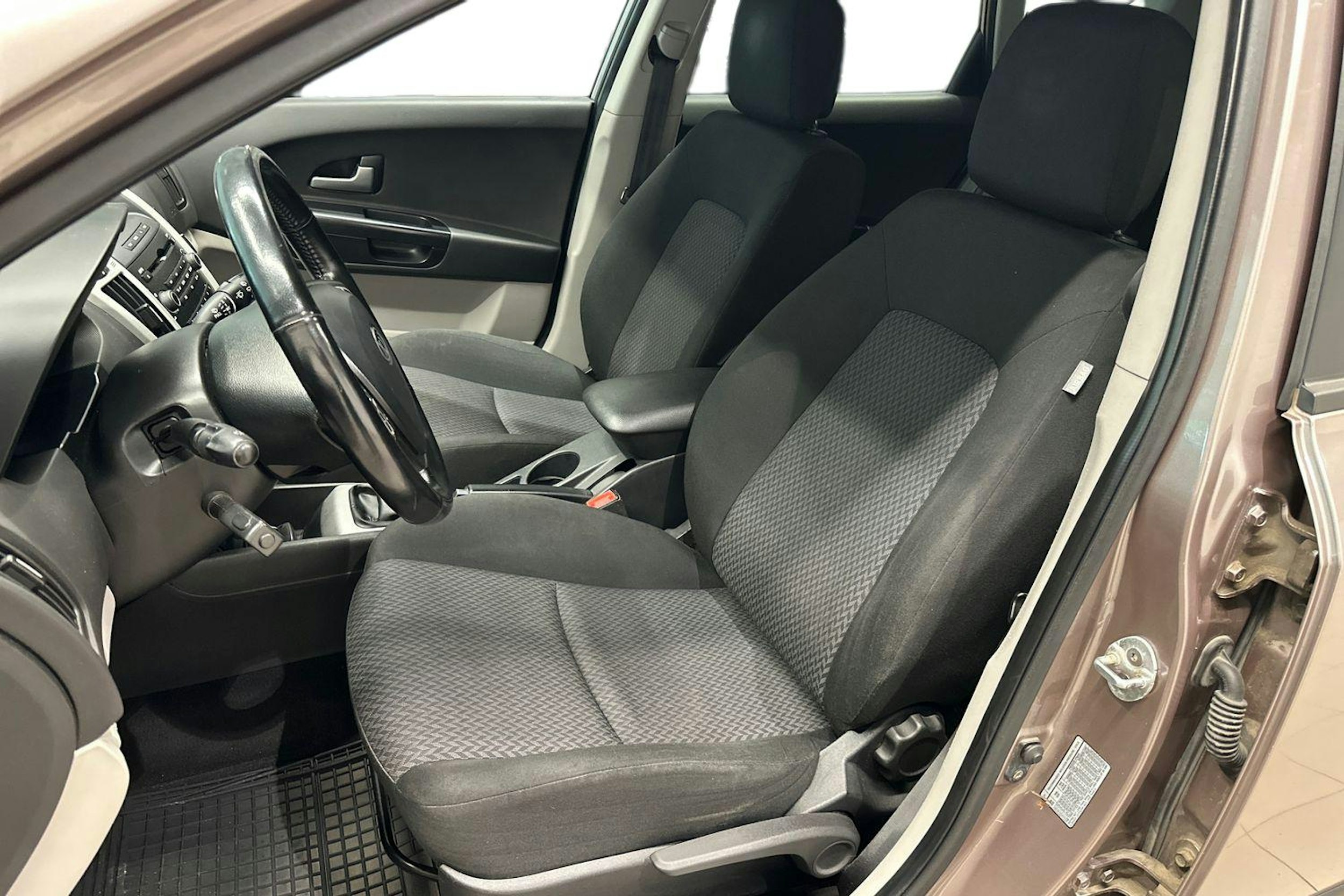 Ruskea (beige) Kia cee'd 2008 kuva 8.