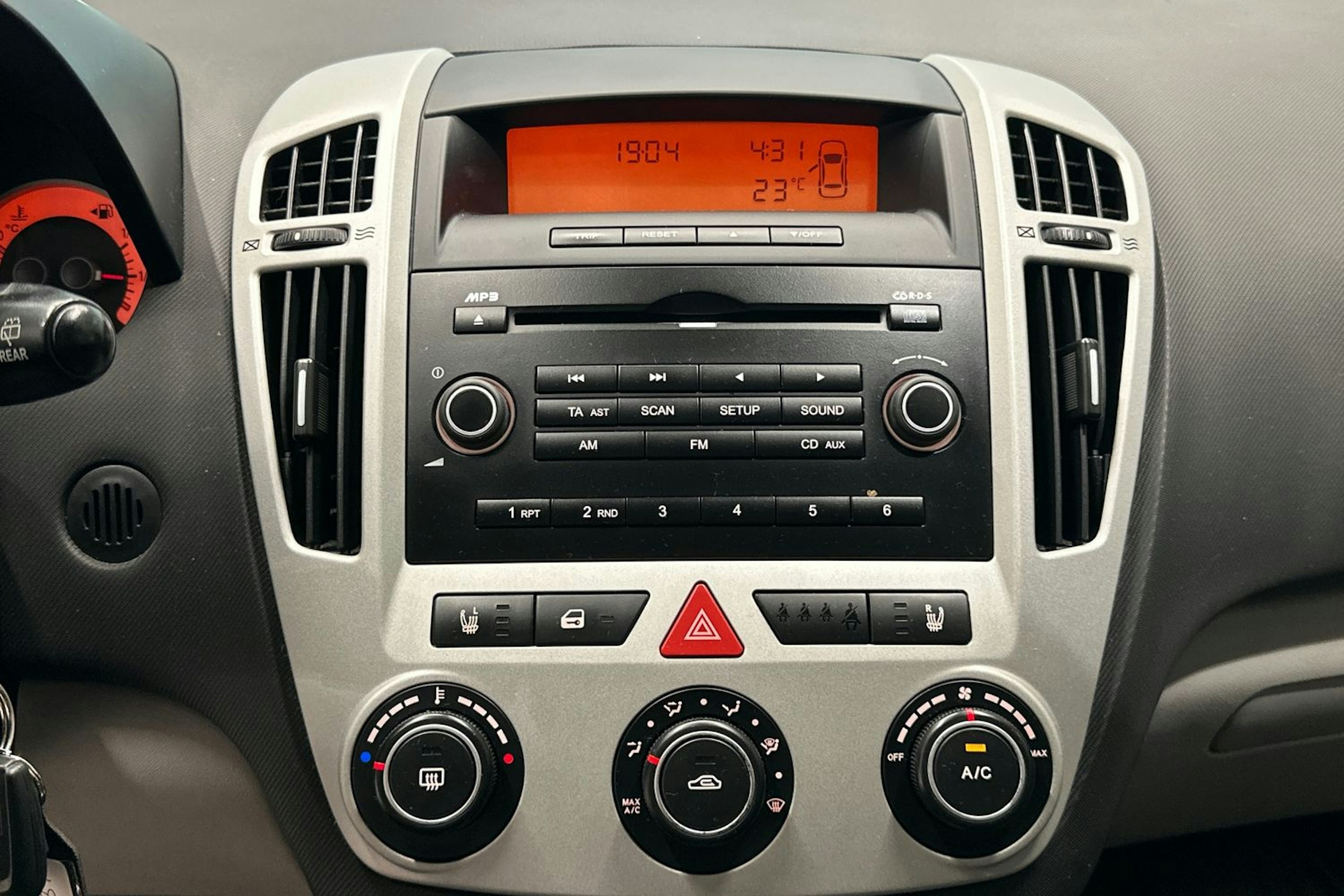 Ruskea (beige) Kia cee'd 2008 kuva 18.