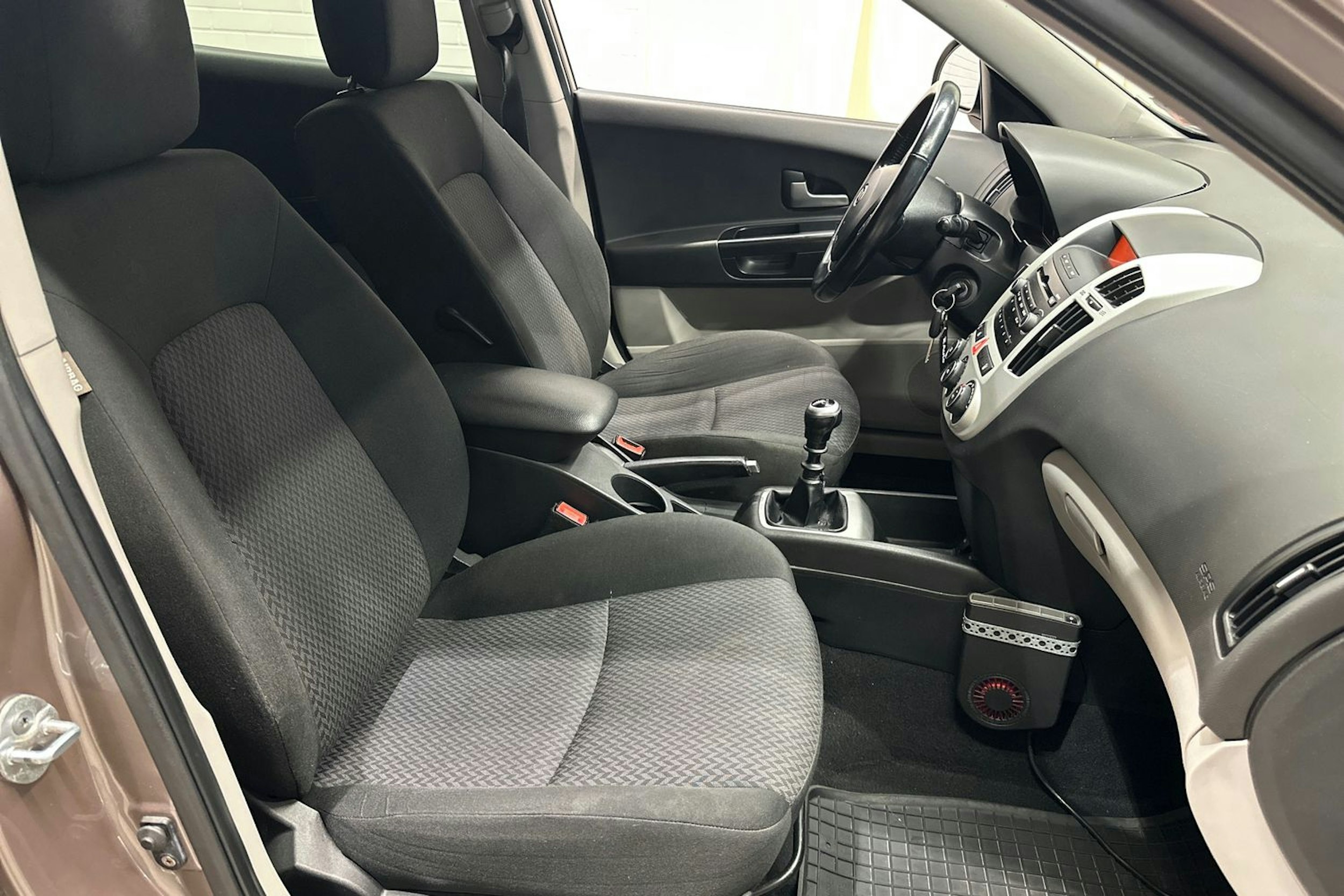 Ruskea (beige) Kia cee'd 2008 kuva 23.