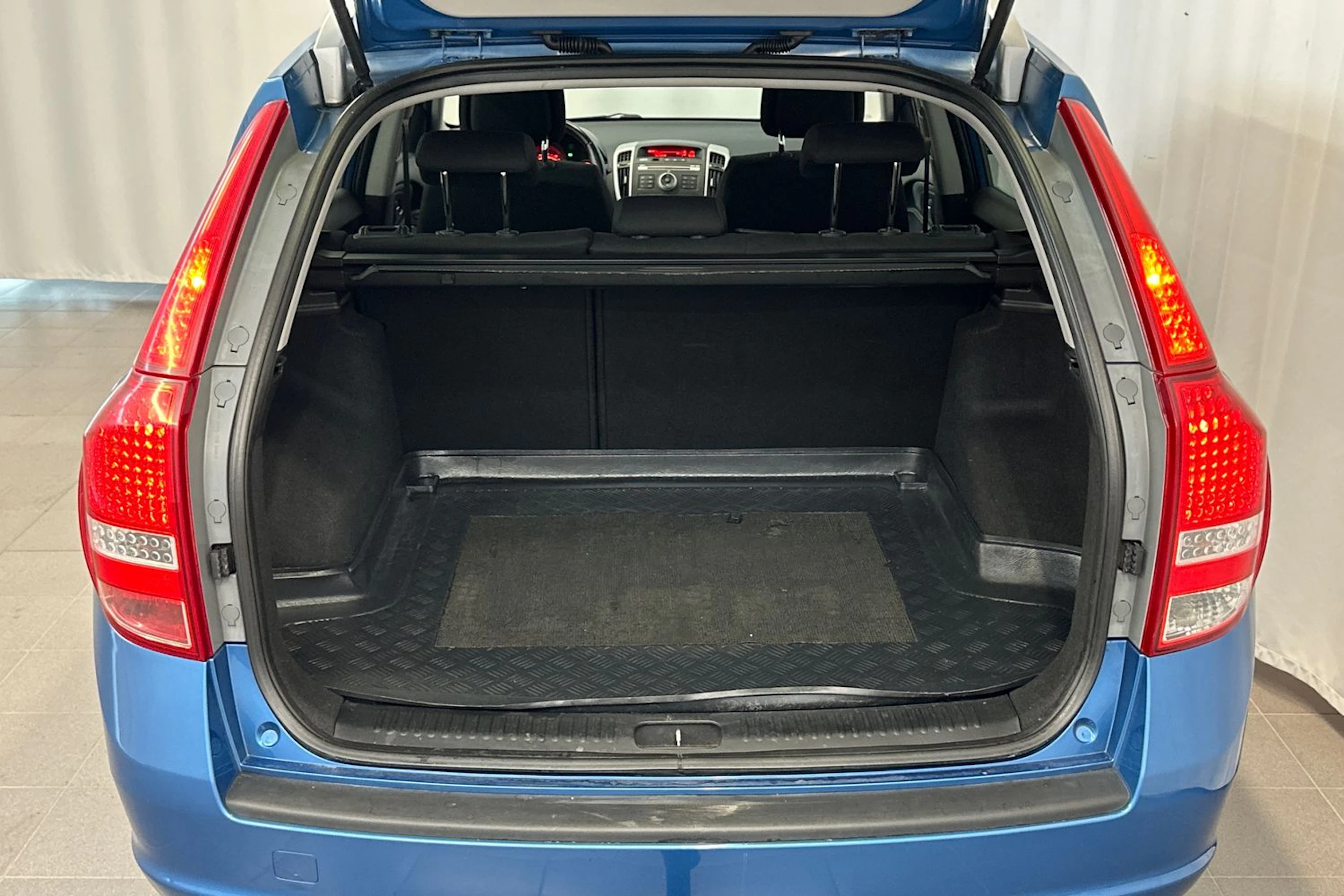 sininen Kia Ceed 2010 kuva 13.