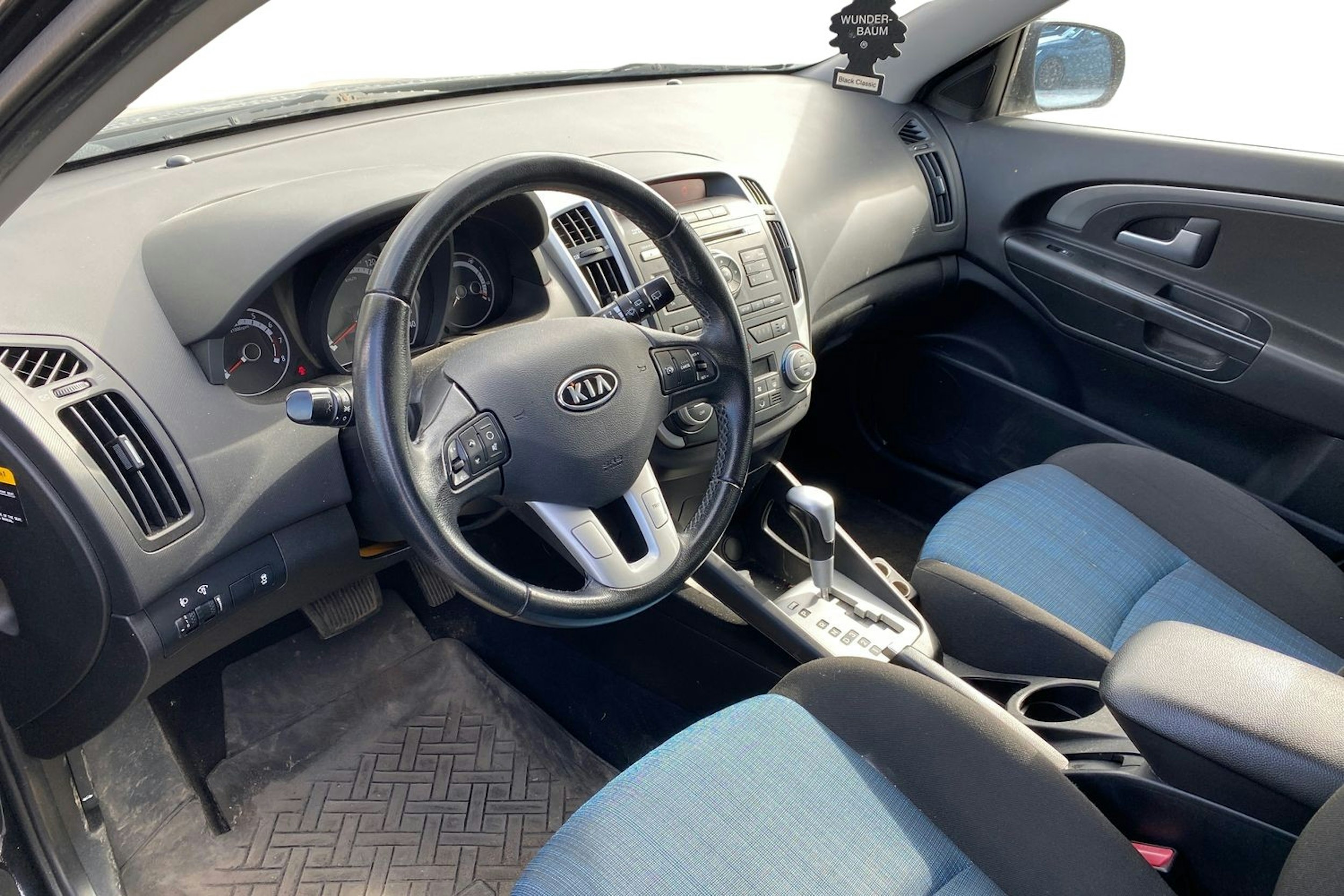 musta Kia cee´d 2011 kuva 3.