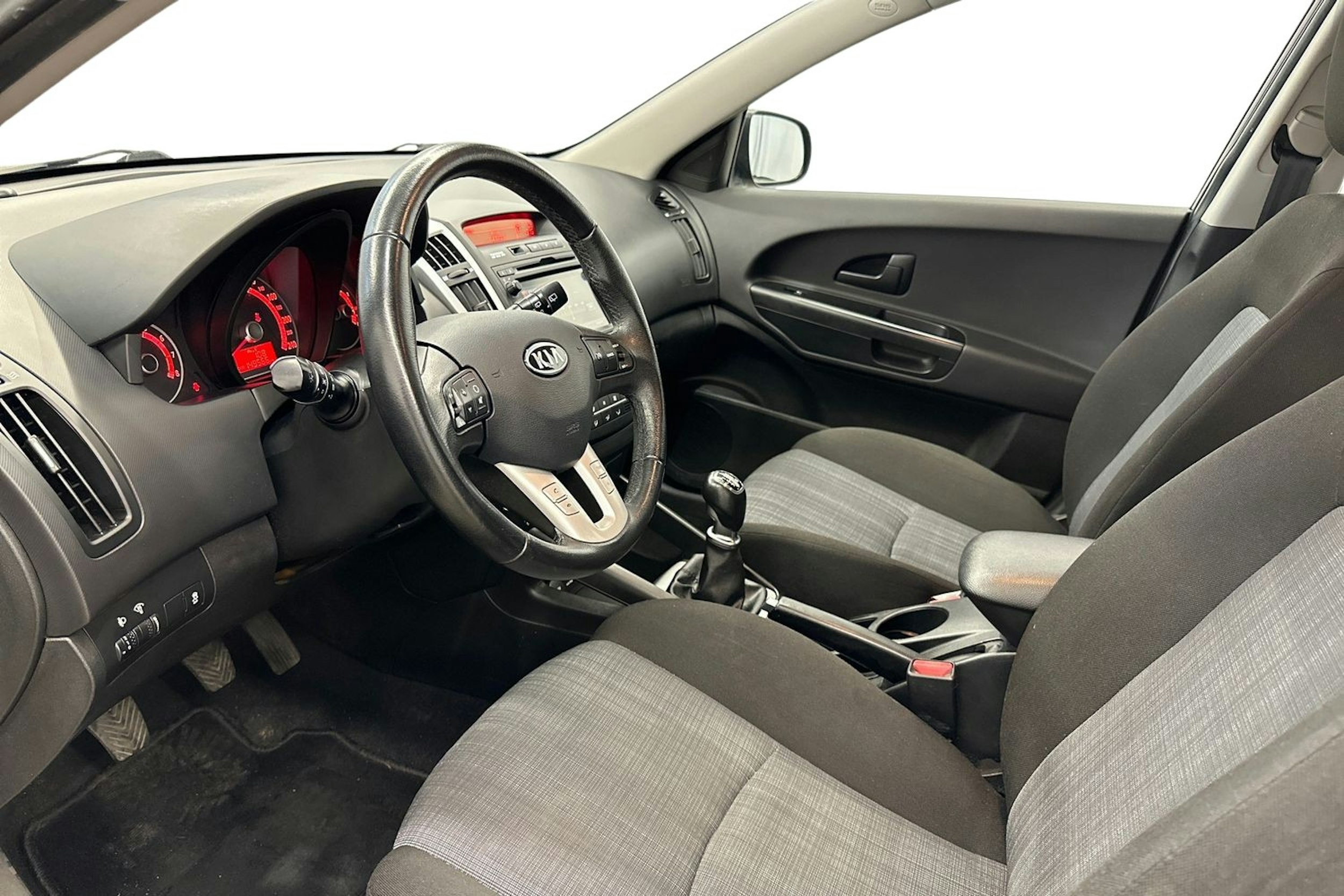 musta Kia cee´d 2012 kuva 8.
