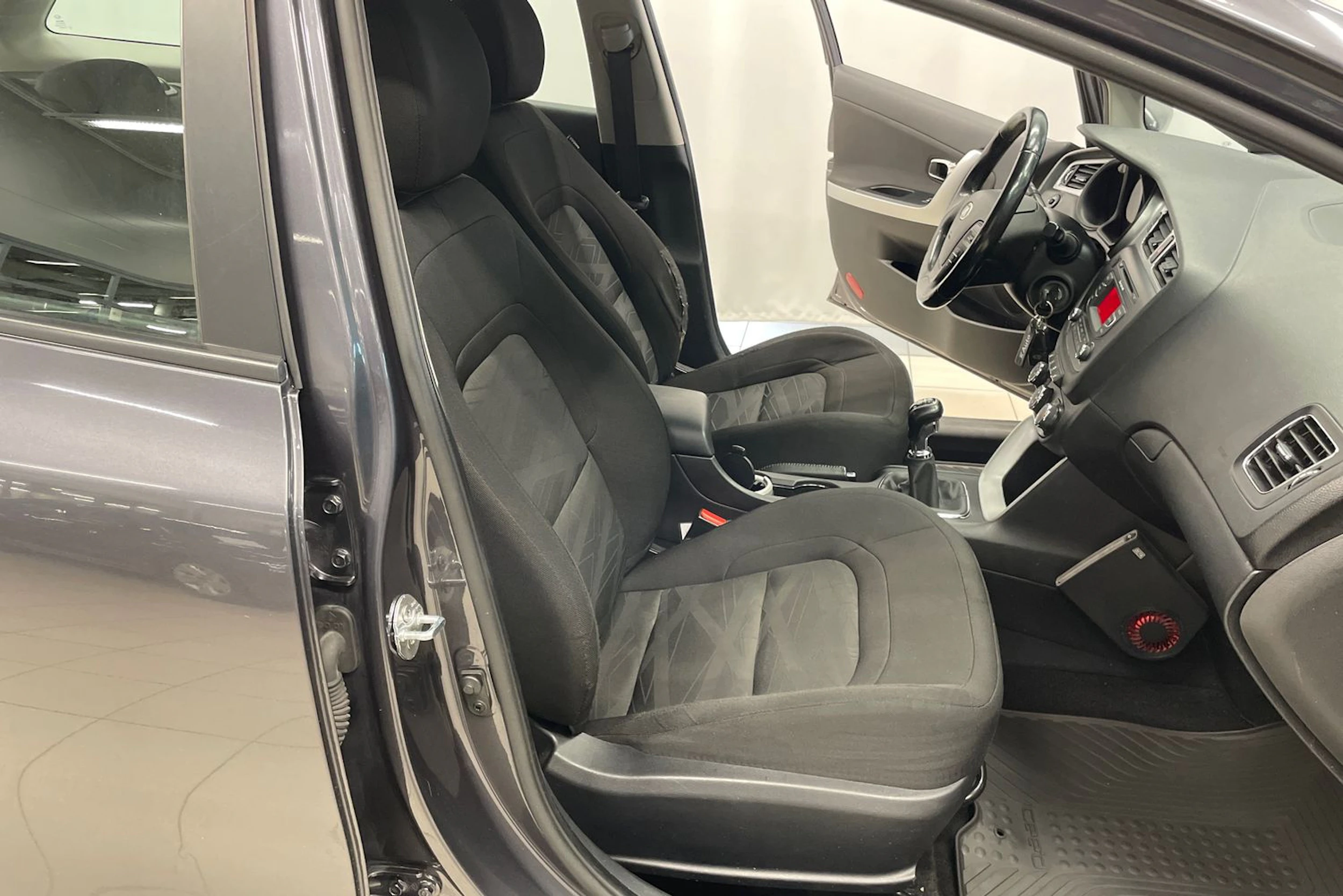 Harmaa Kia Ceed 2013 kuva 21.