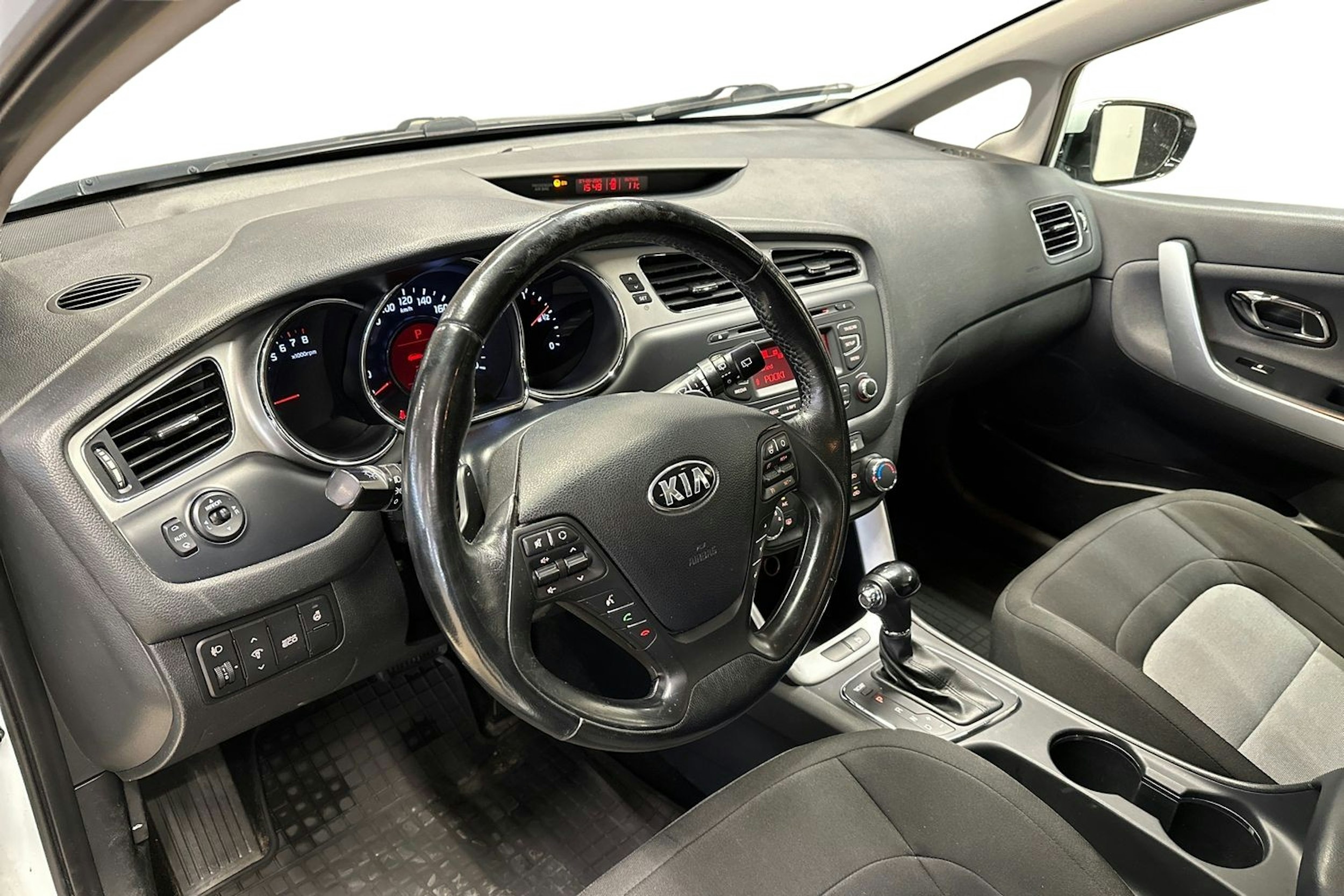valkoinen Kia cee´d 2013 kuva 10.
