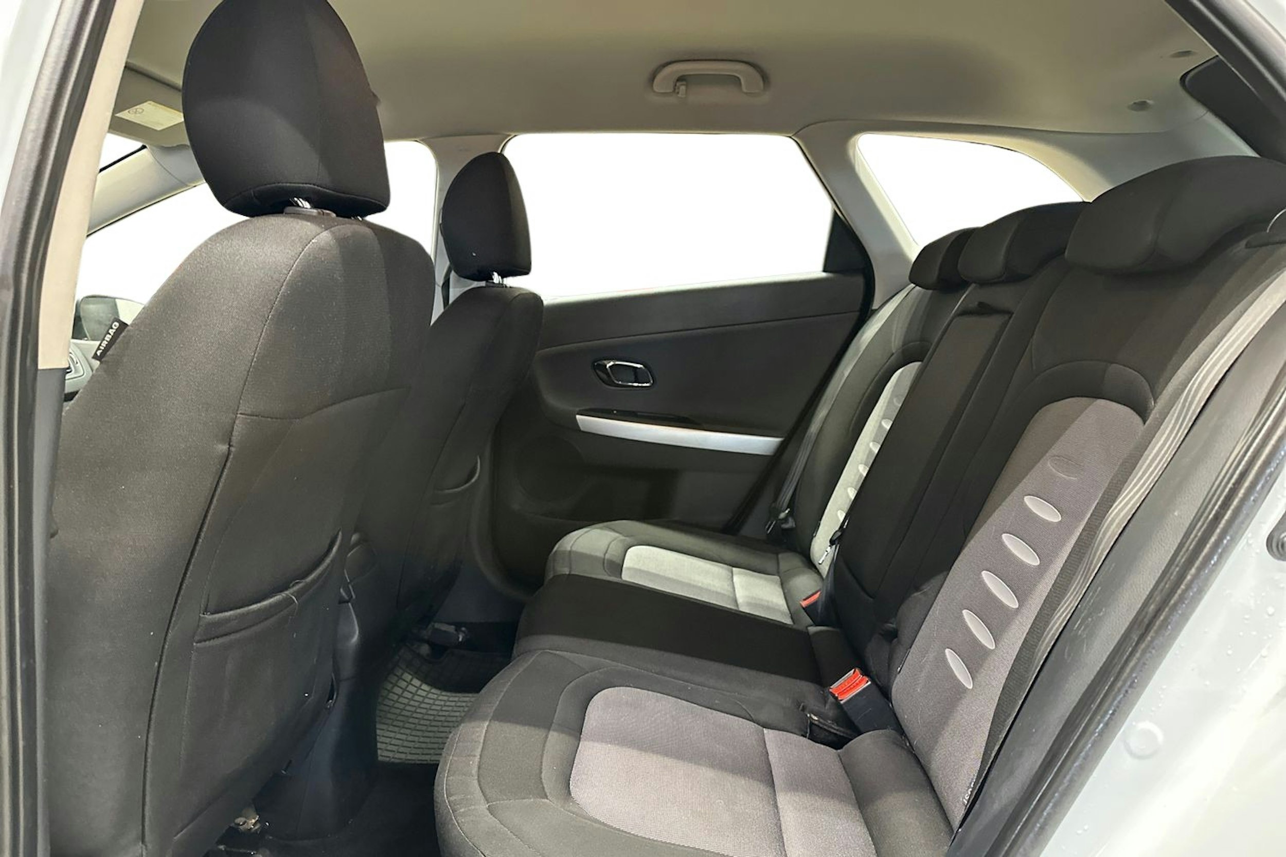 valkoinen Kia cee´d 2013 kuva 13.