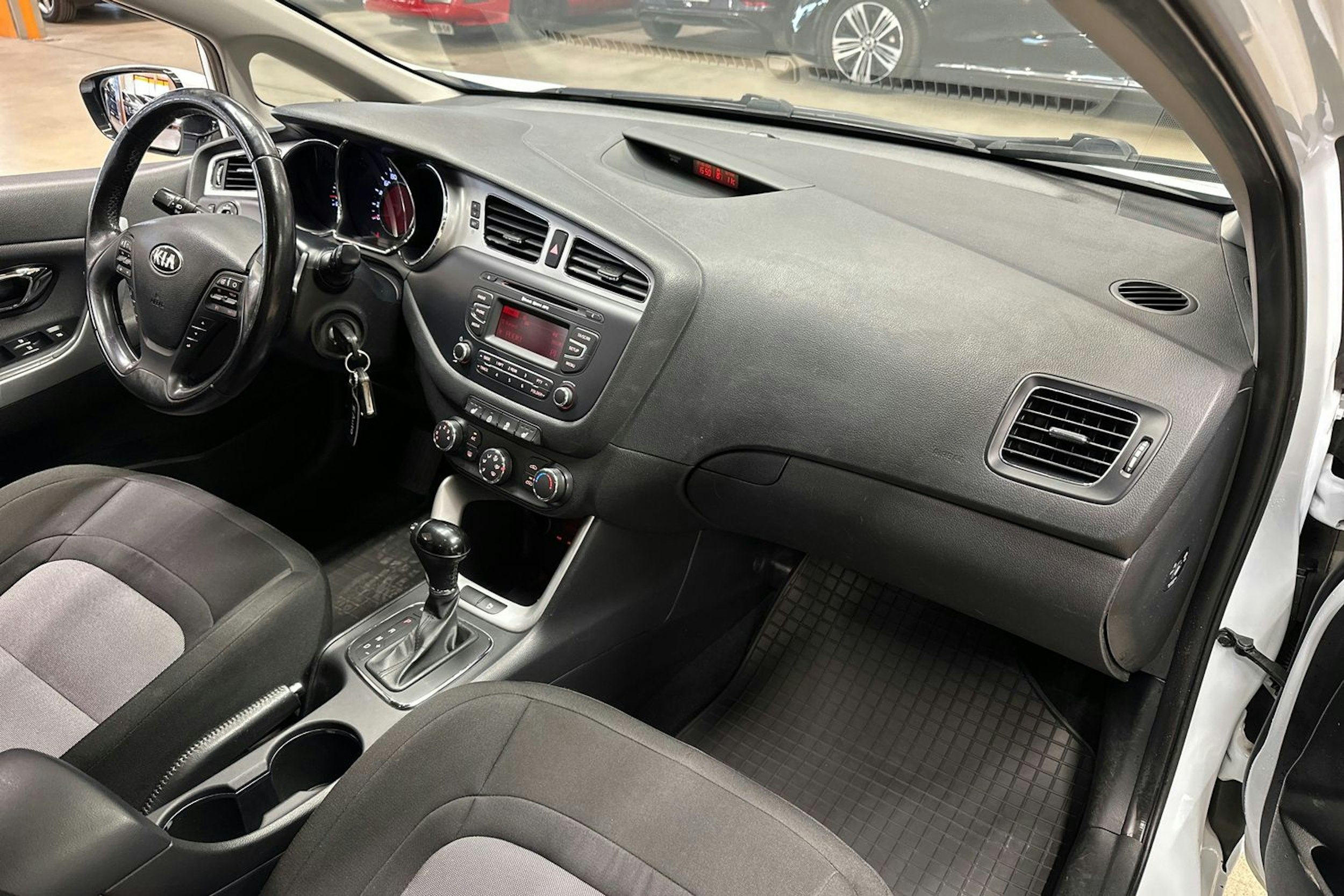valkoinen Kia cee´d 2013 kuva 15.