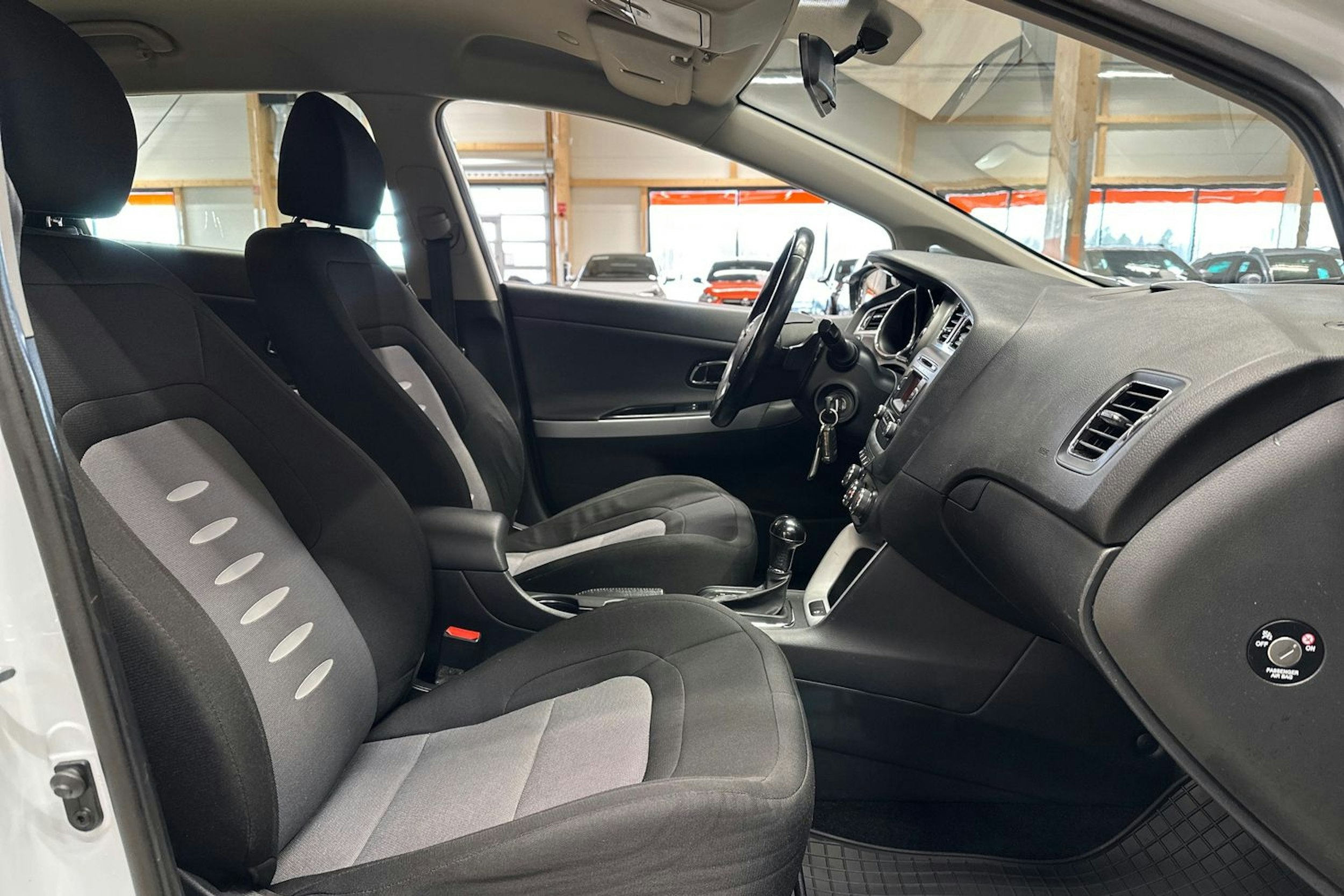 valkoinen Kia cee´d 2013 kuva 16.