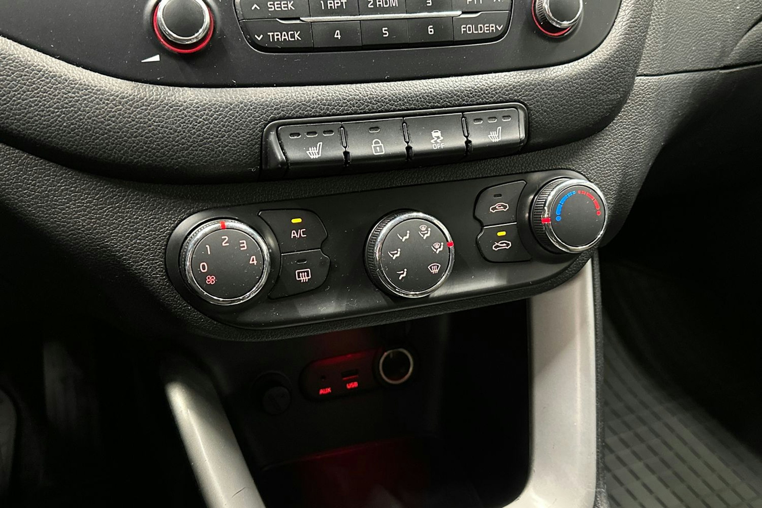 valkoinen Kia cee´d 2013 kuva 23.