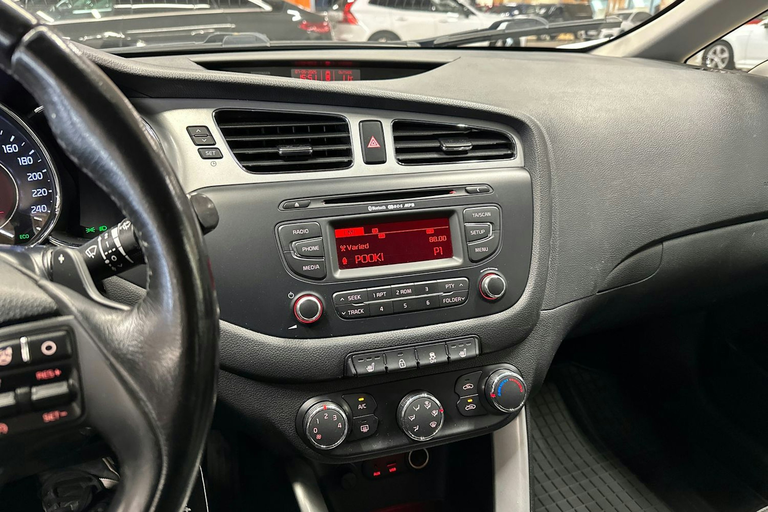 valkoinen Kia cee´d 2013 kuva 24.