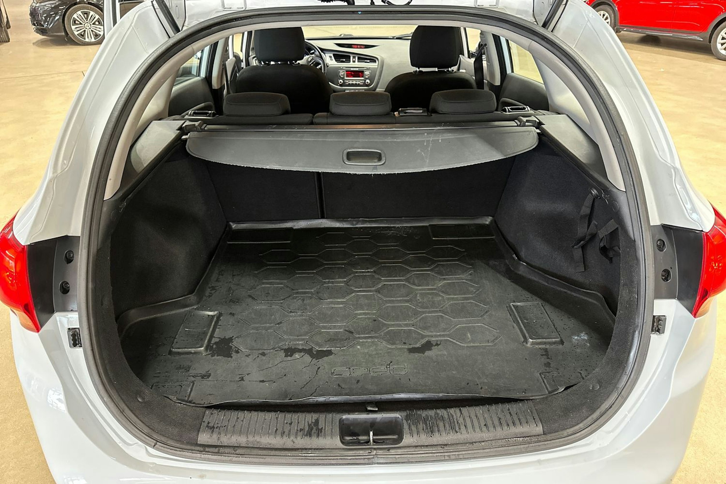 valkoinen Kia cee´d 2013 kuva 32.