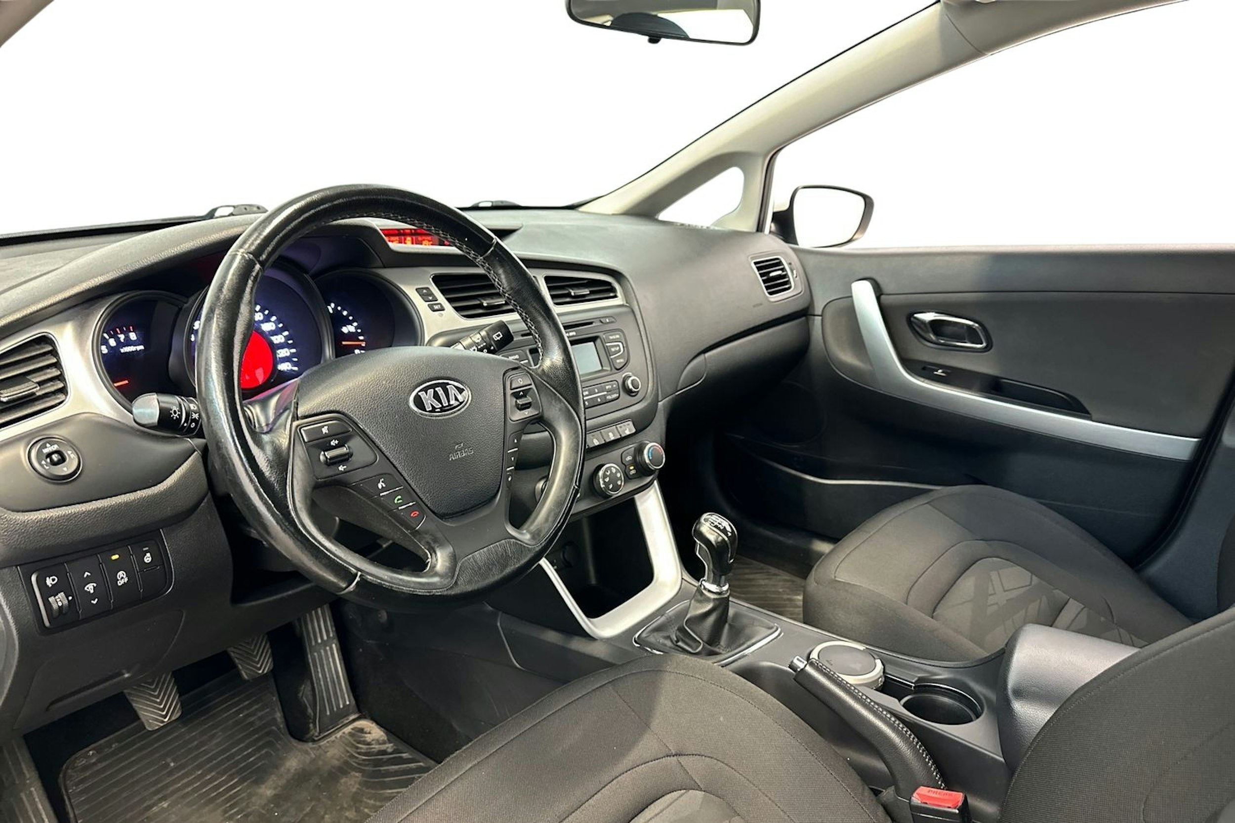 valkoinen Kia cee´d 2013 kuva 10.