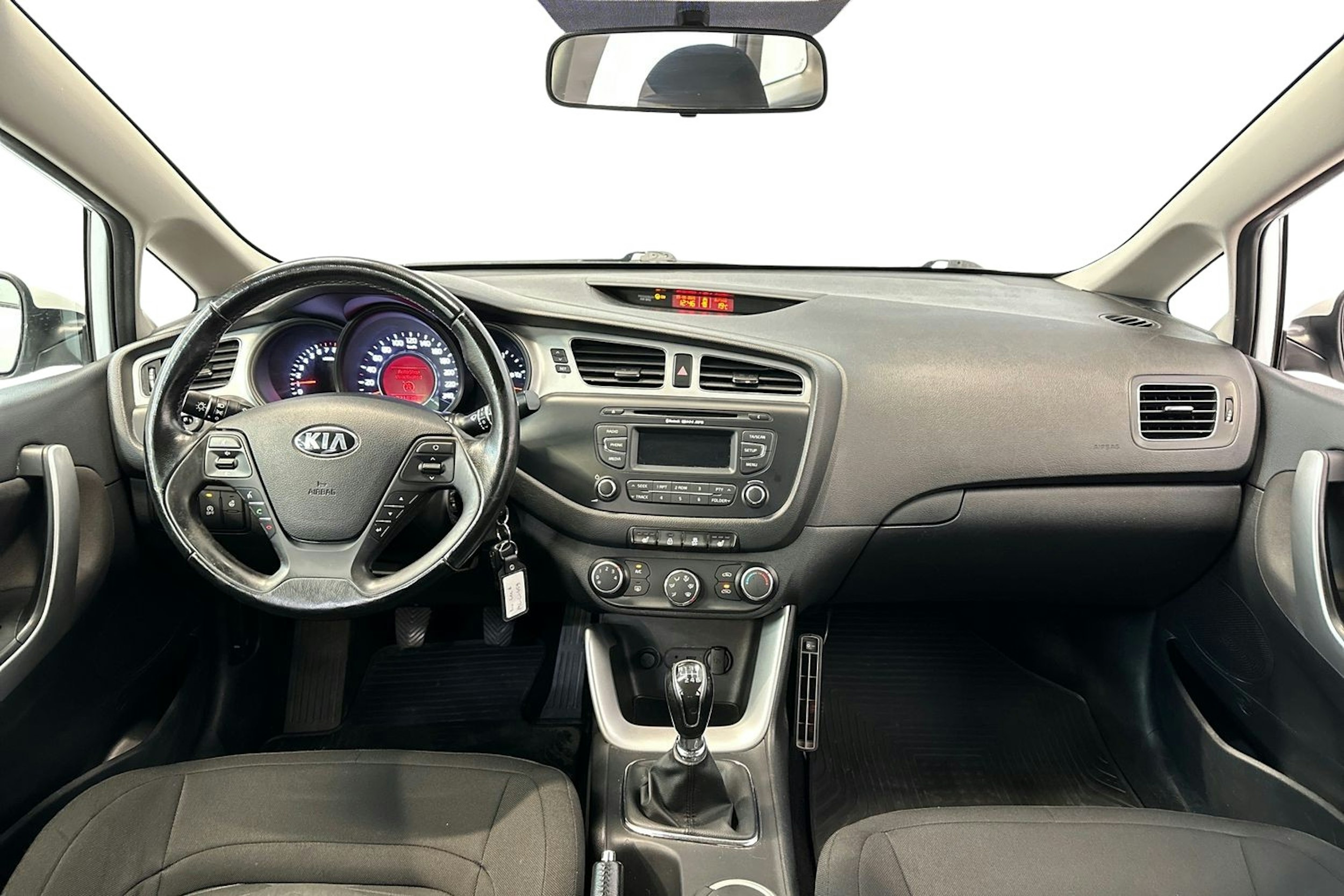 valkoinen Kia cee´d 2013 kuva 12.