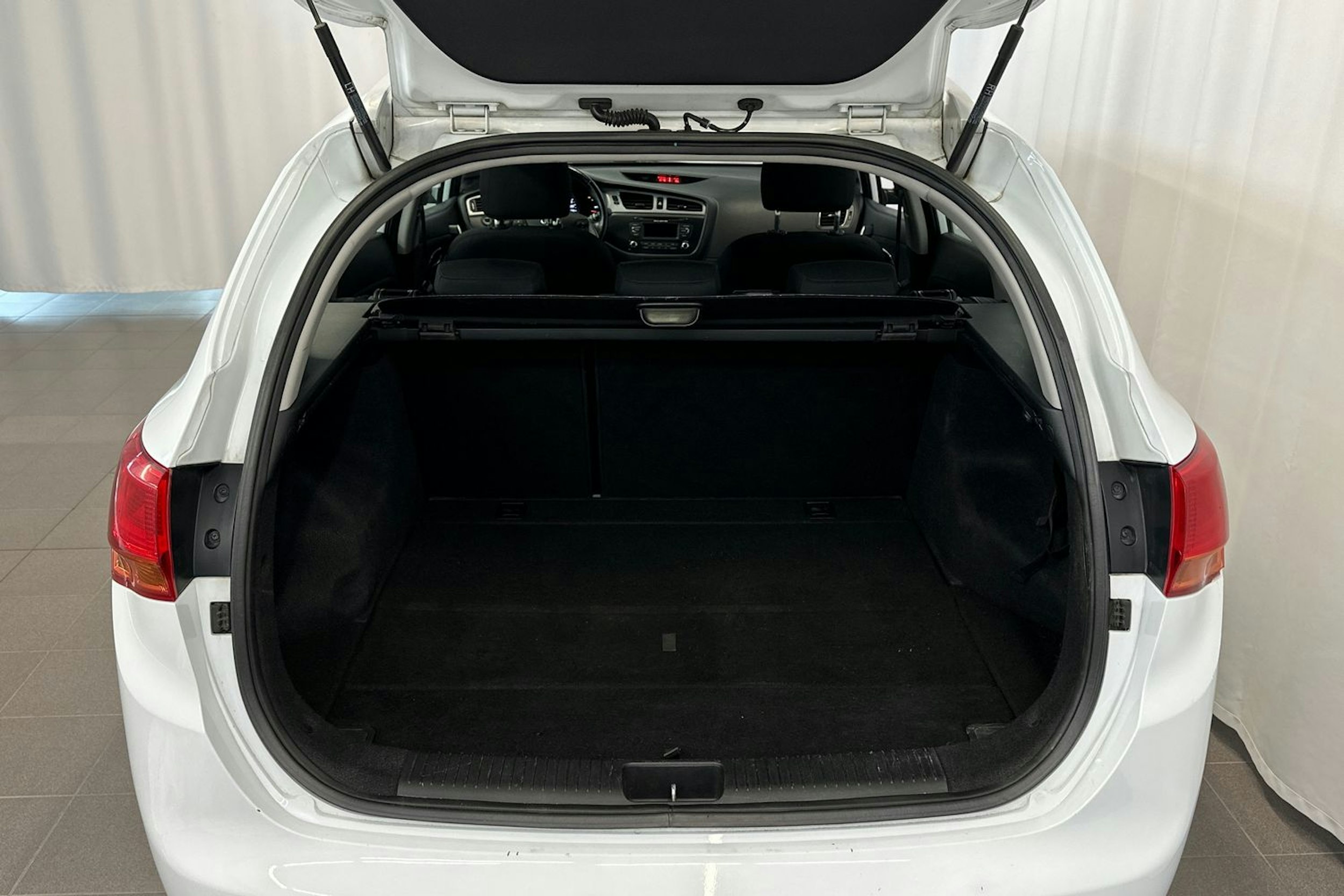 valkoinen Kia cee´d 2013 kuva 18.