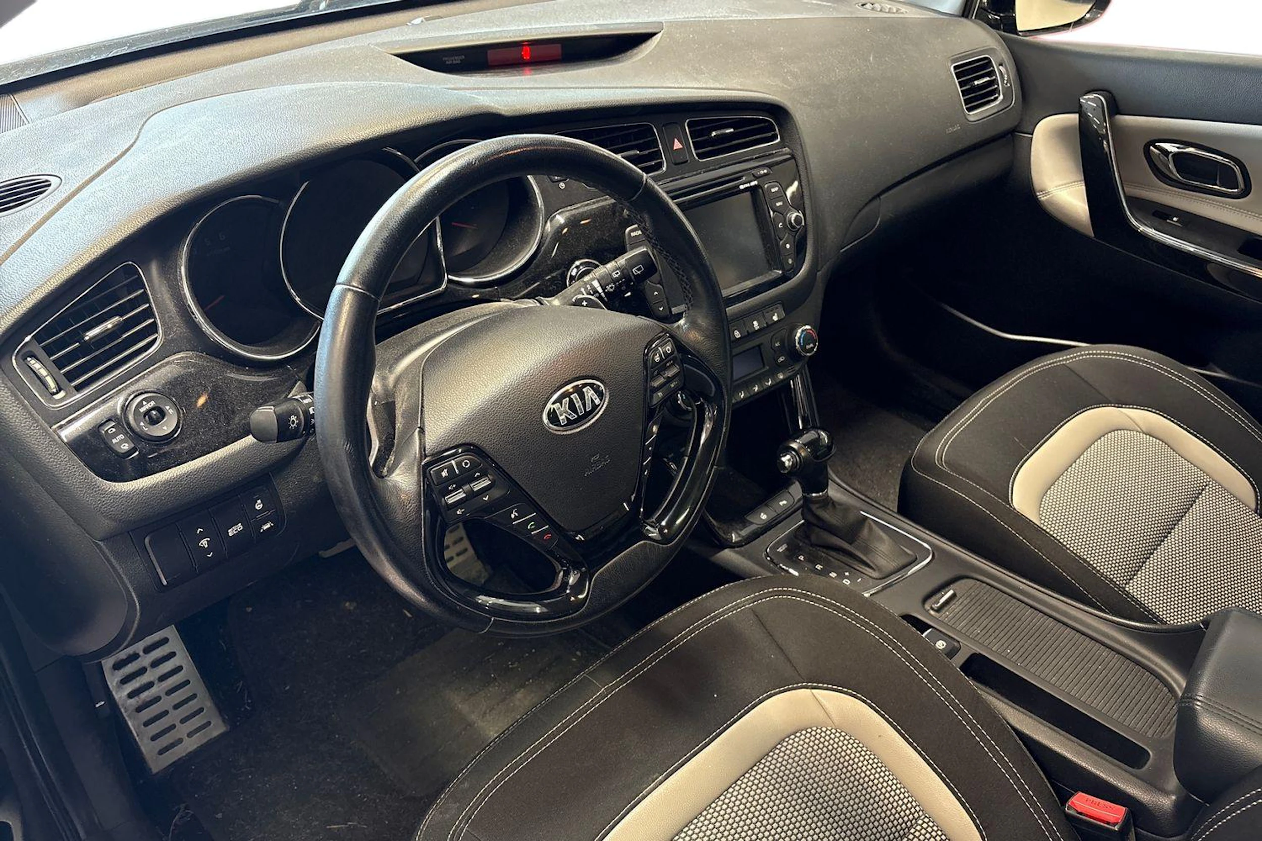harmaa Kia Ceed 2013 kuva 3.
