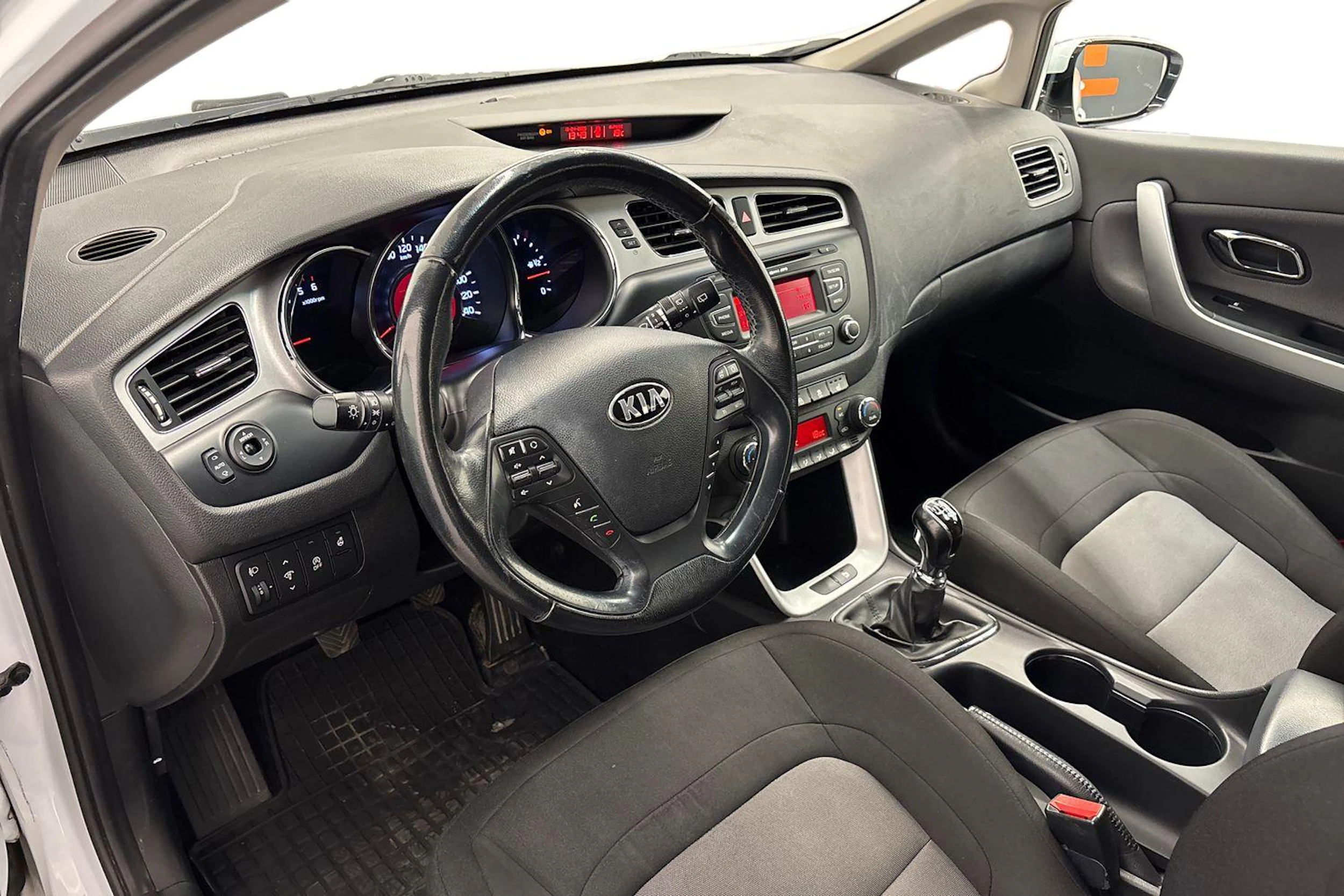 valkoinen Kia Ceed 2014 kuva 6.