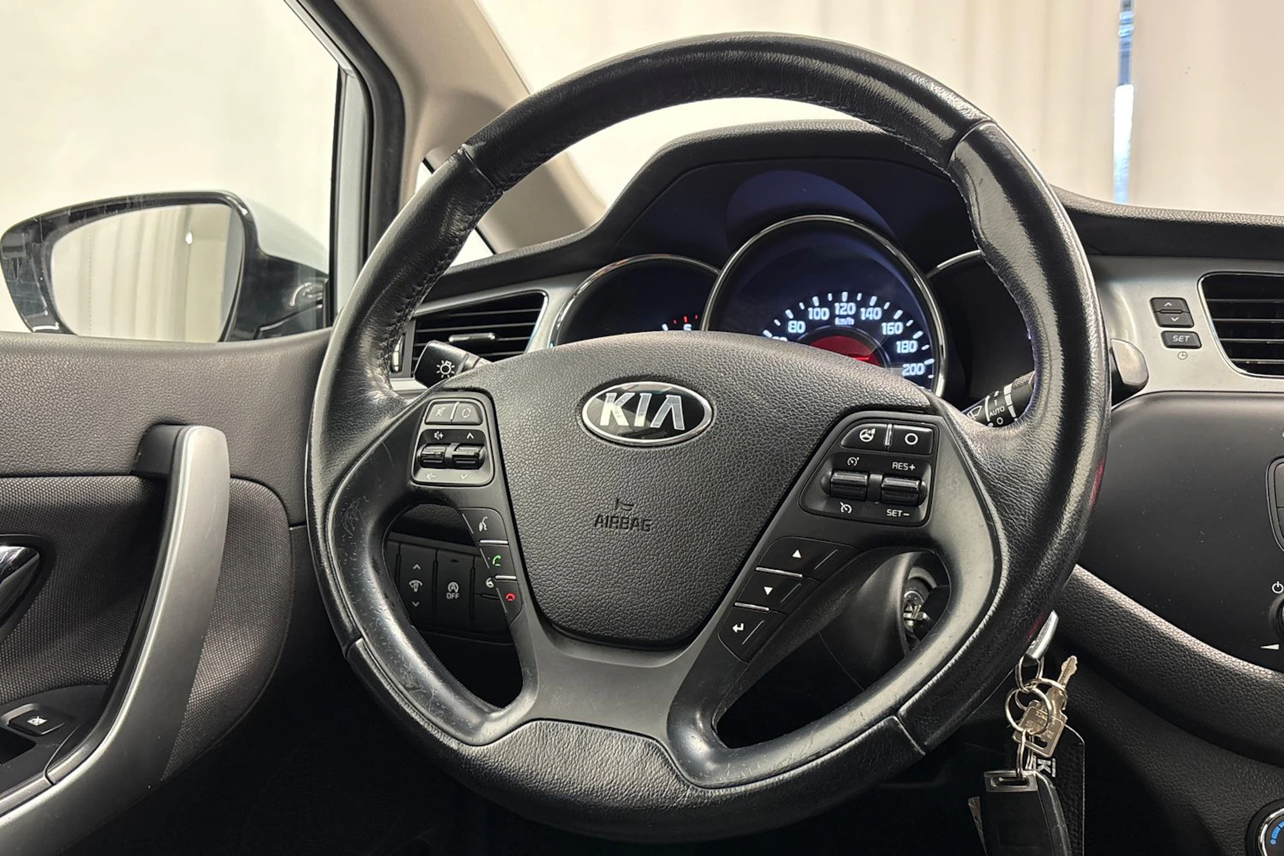 valkoinen Kia Ceed 2014 kuva 12.