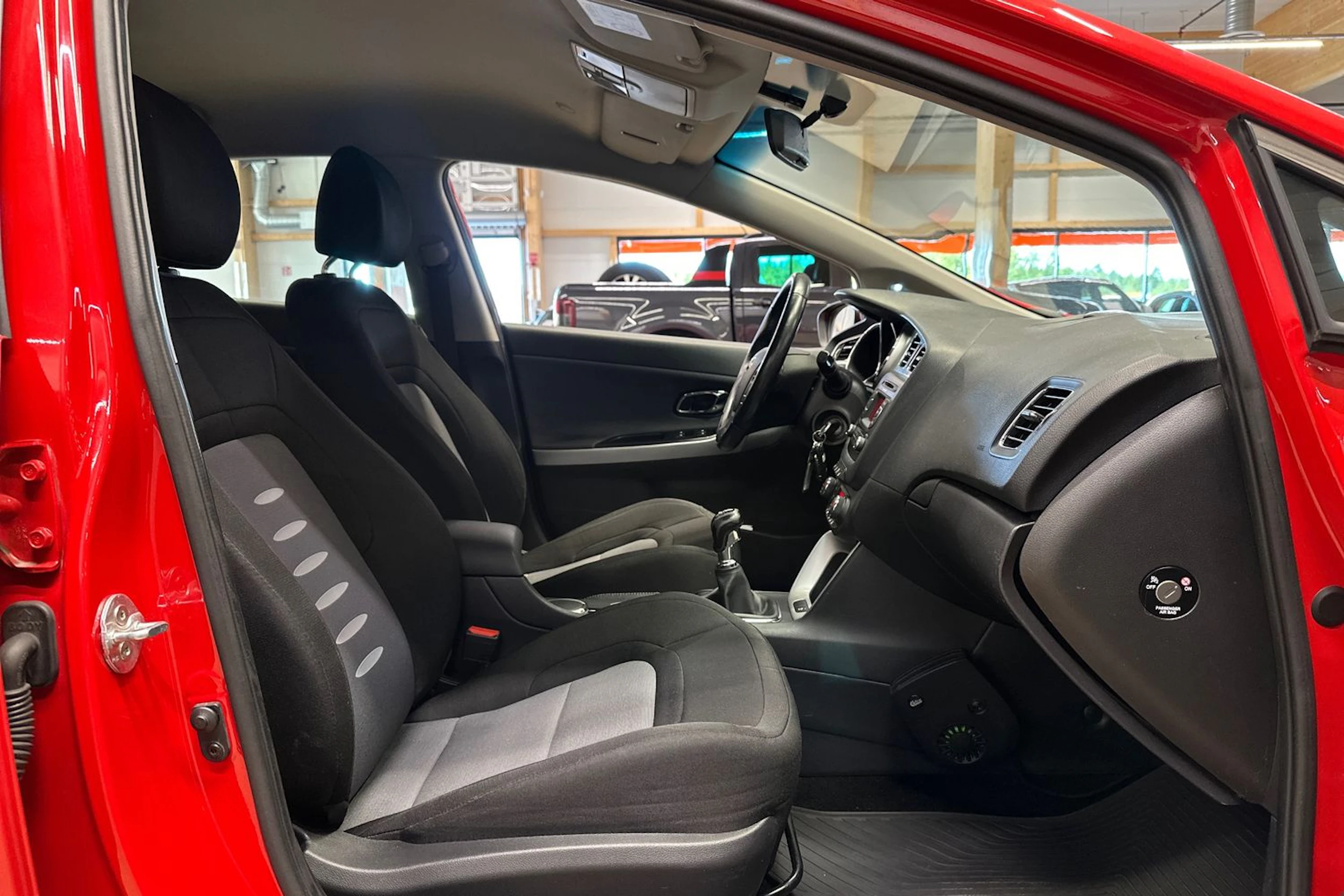 punainen Kia Ceed 2014 kuva 11.