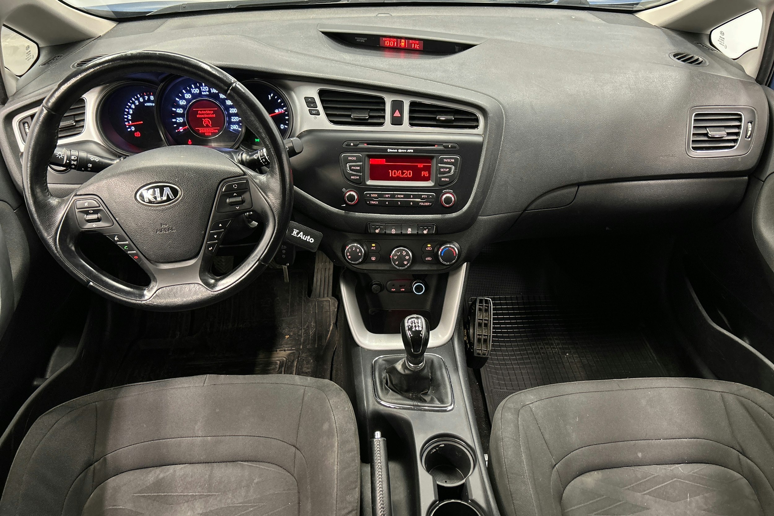 sininen Kia cee´d 2014 kuva 7.