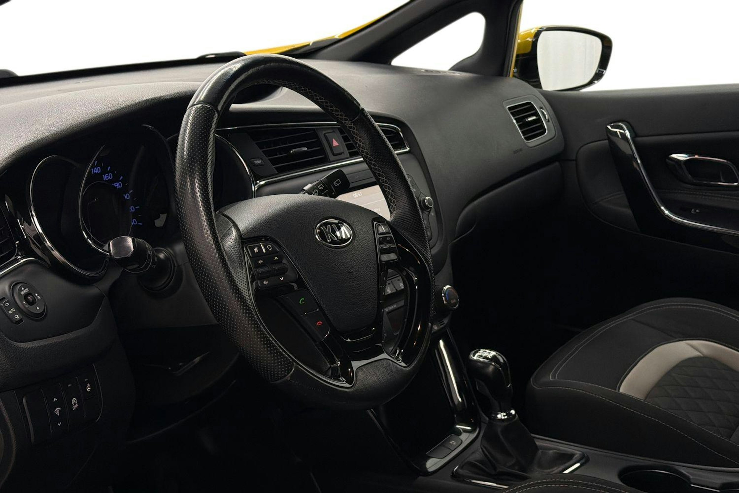 keltainen Kia cee'd 2015 kuva 6.