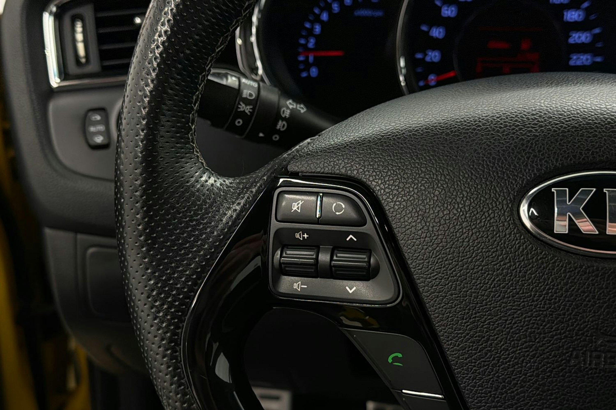 keltainen Kia cee'd 2015 kuva 13.