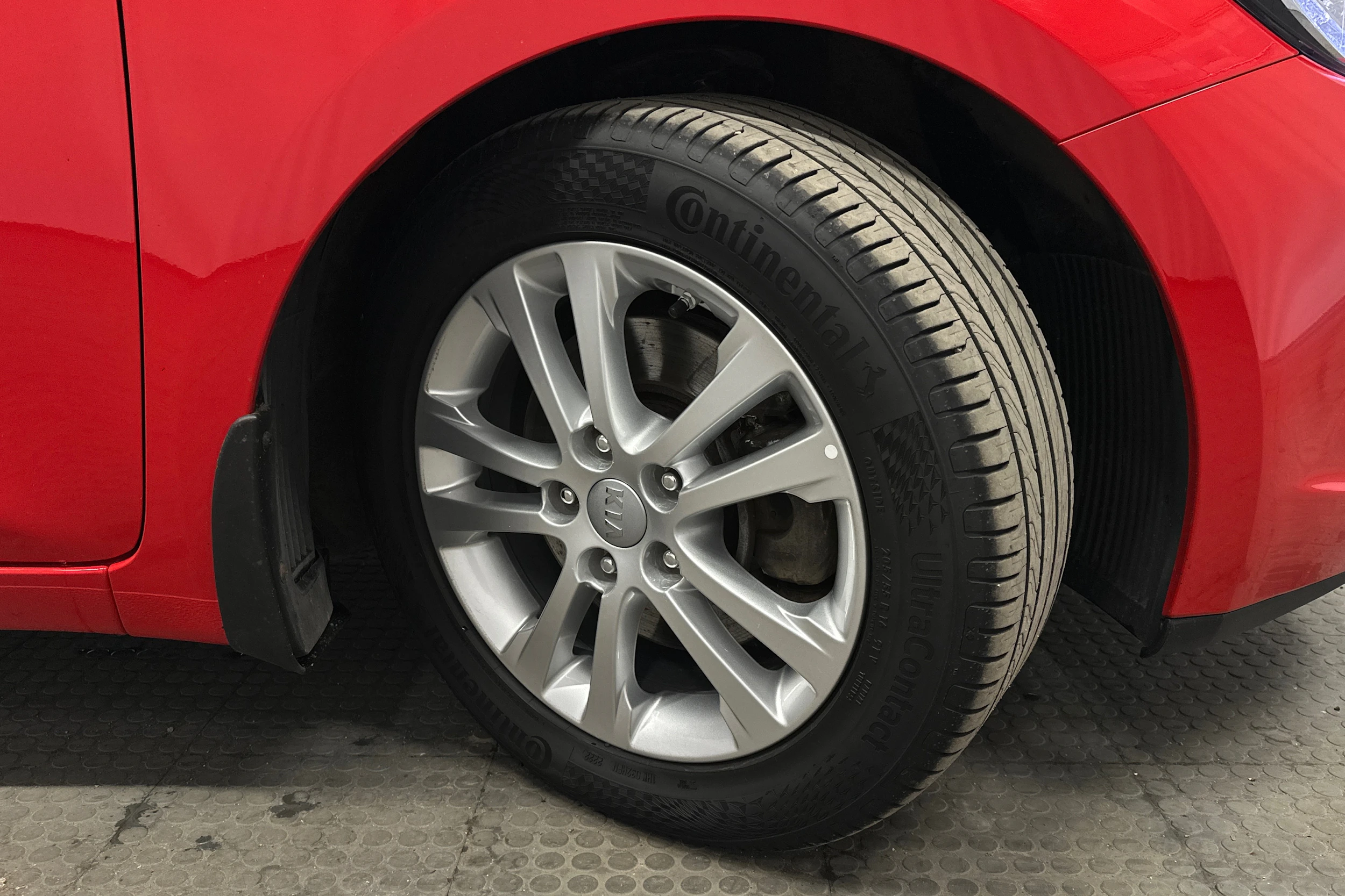 punainen Kia Ceed 2015 kuva 10.