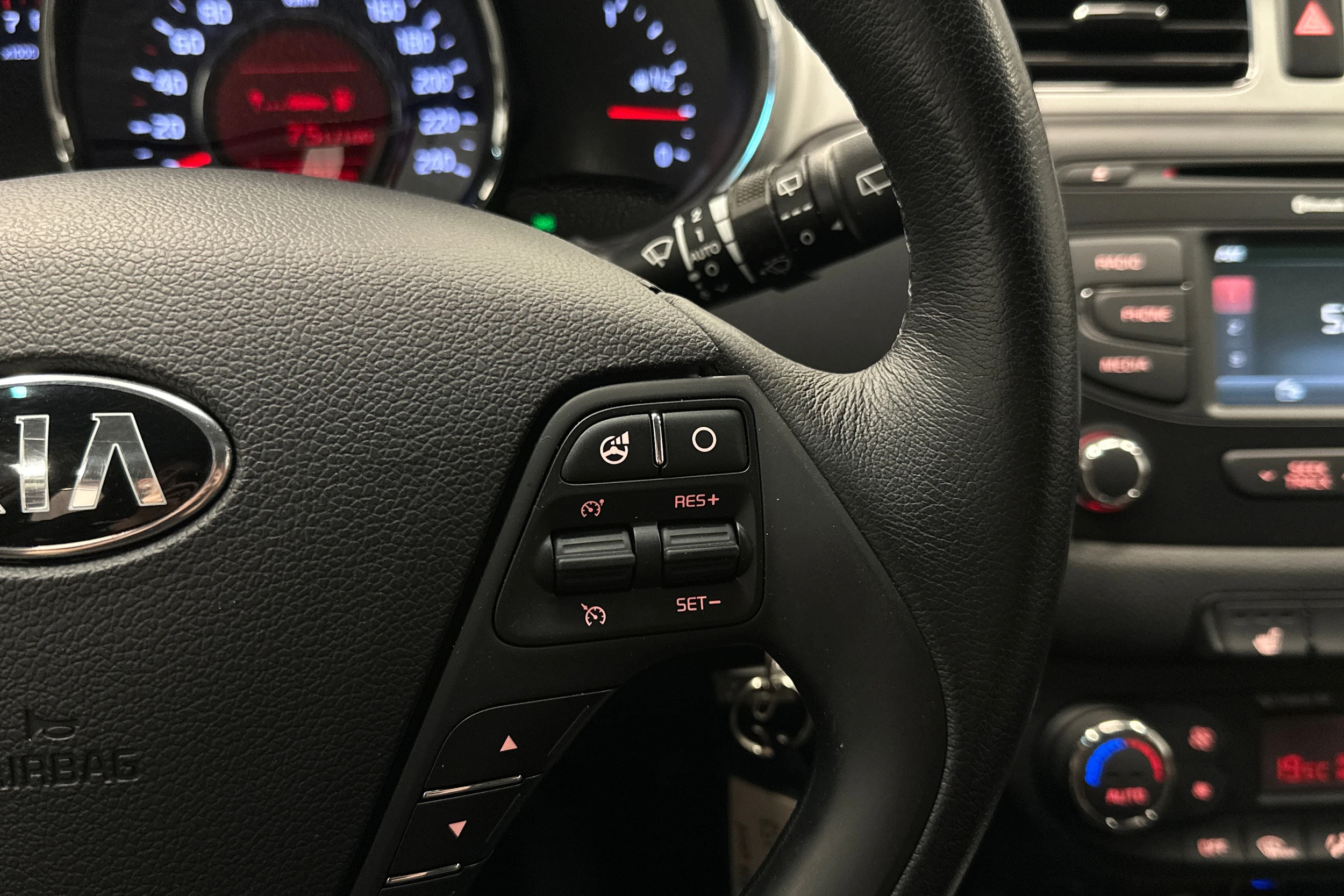 punainen Kia Ceed 2015 kuva 12.