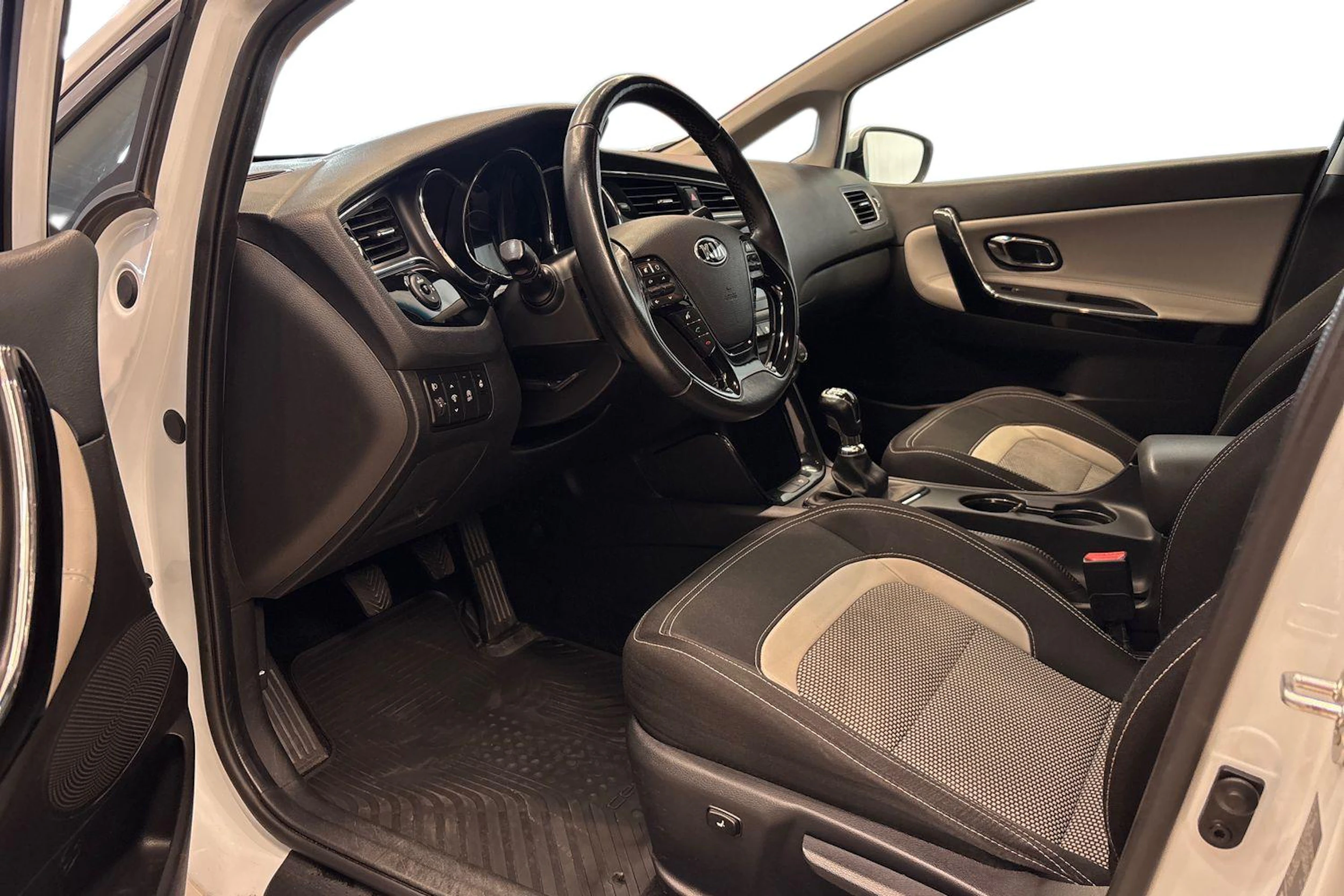 Valkoinen Kia Ceed 2018 kuva 6.