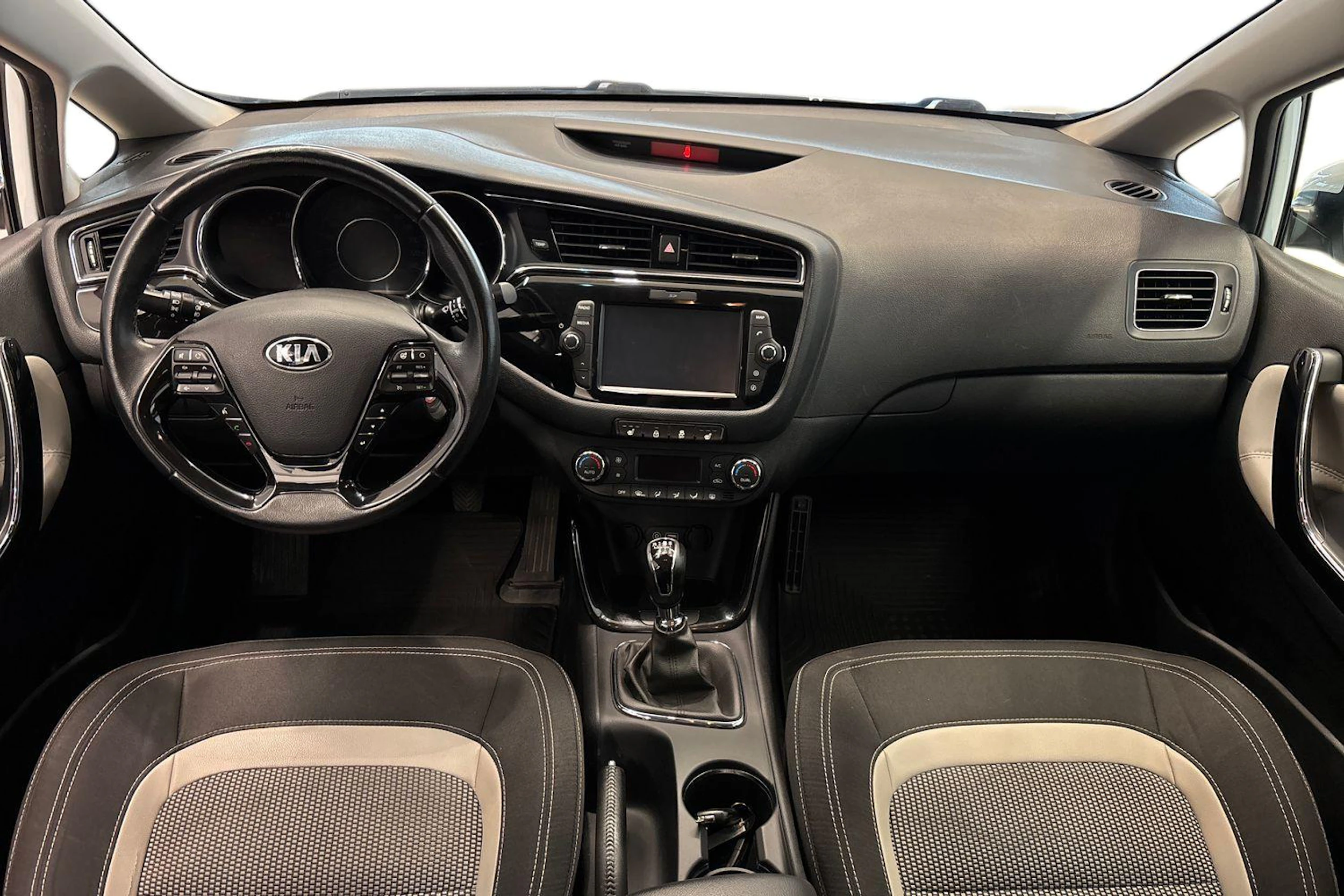 Valkoinen Kia Ceed 2018 kuva 7.