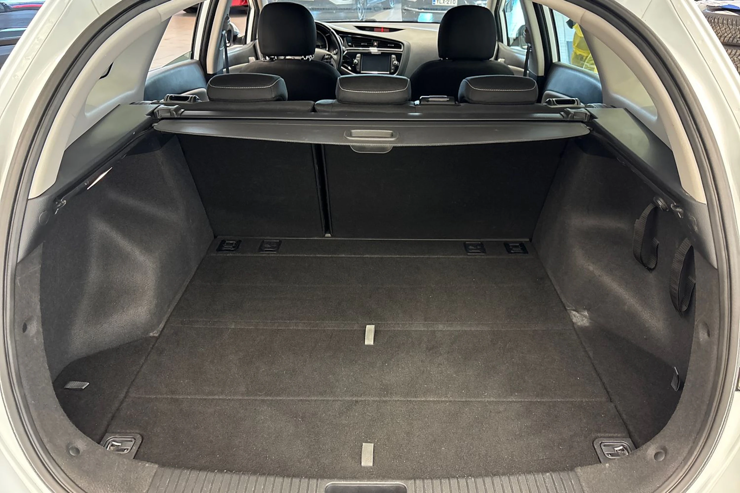 Valkoinen Kia Ceed 2018 kuva 13.